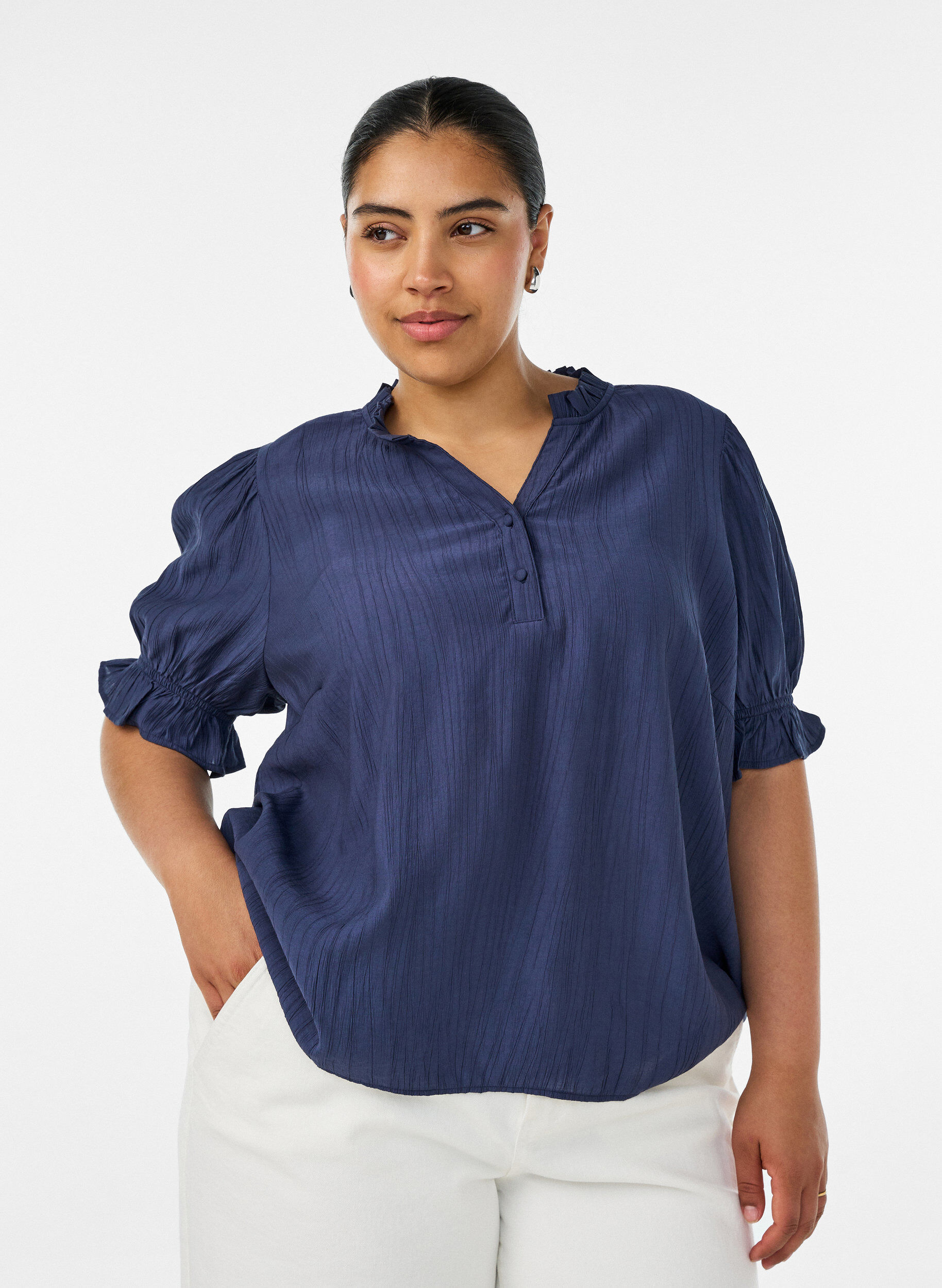 ZizziBluse aus einer gecrinkelten Viskosemischung mit V-Ausschnitt, Blau, Model image number 0