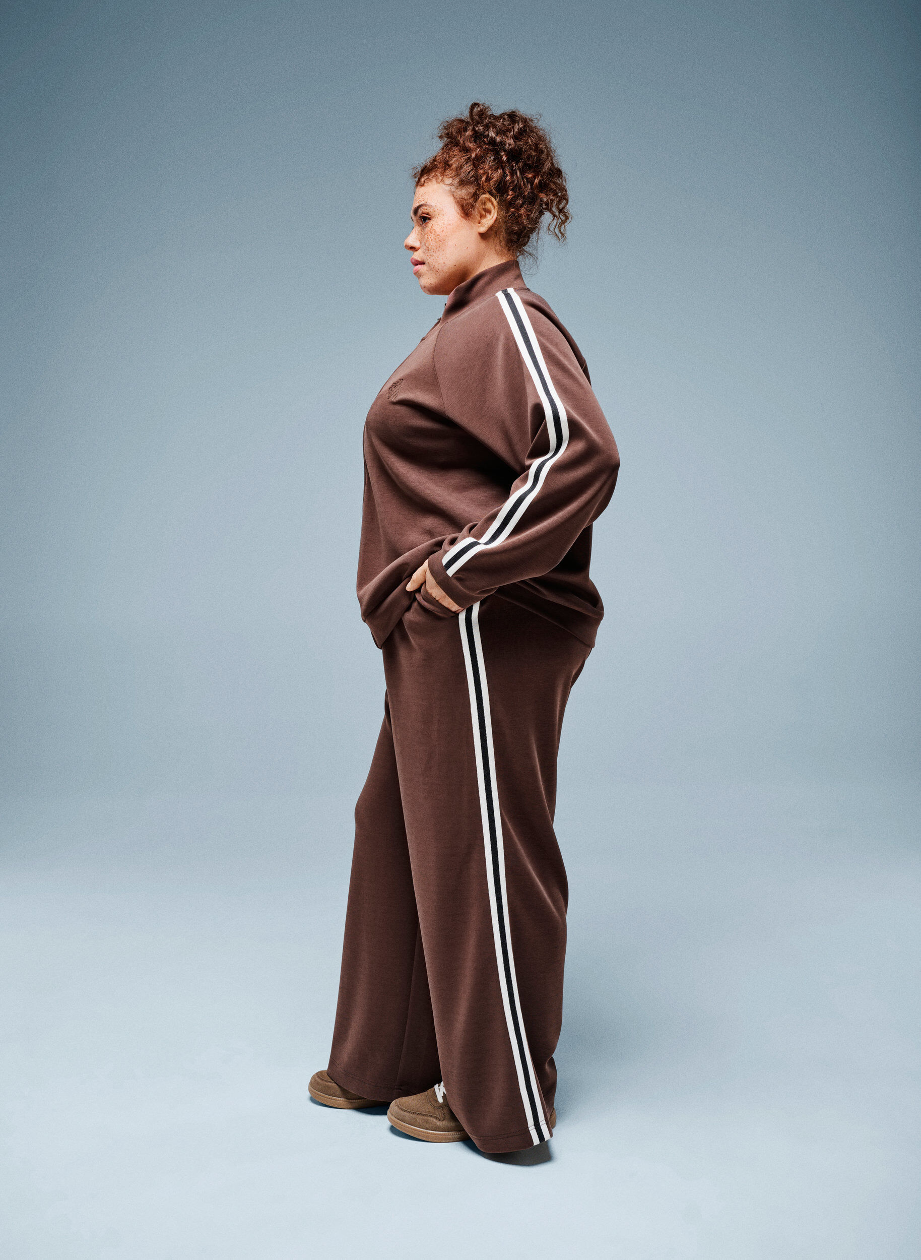 Lockere Trainingshose mit hoher Taille und Streifendetail