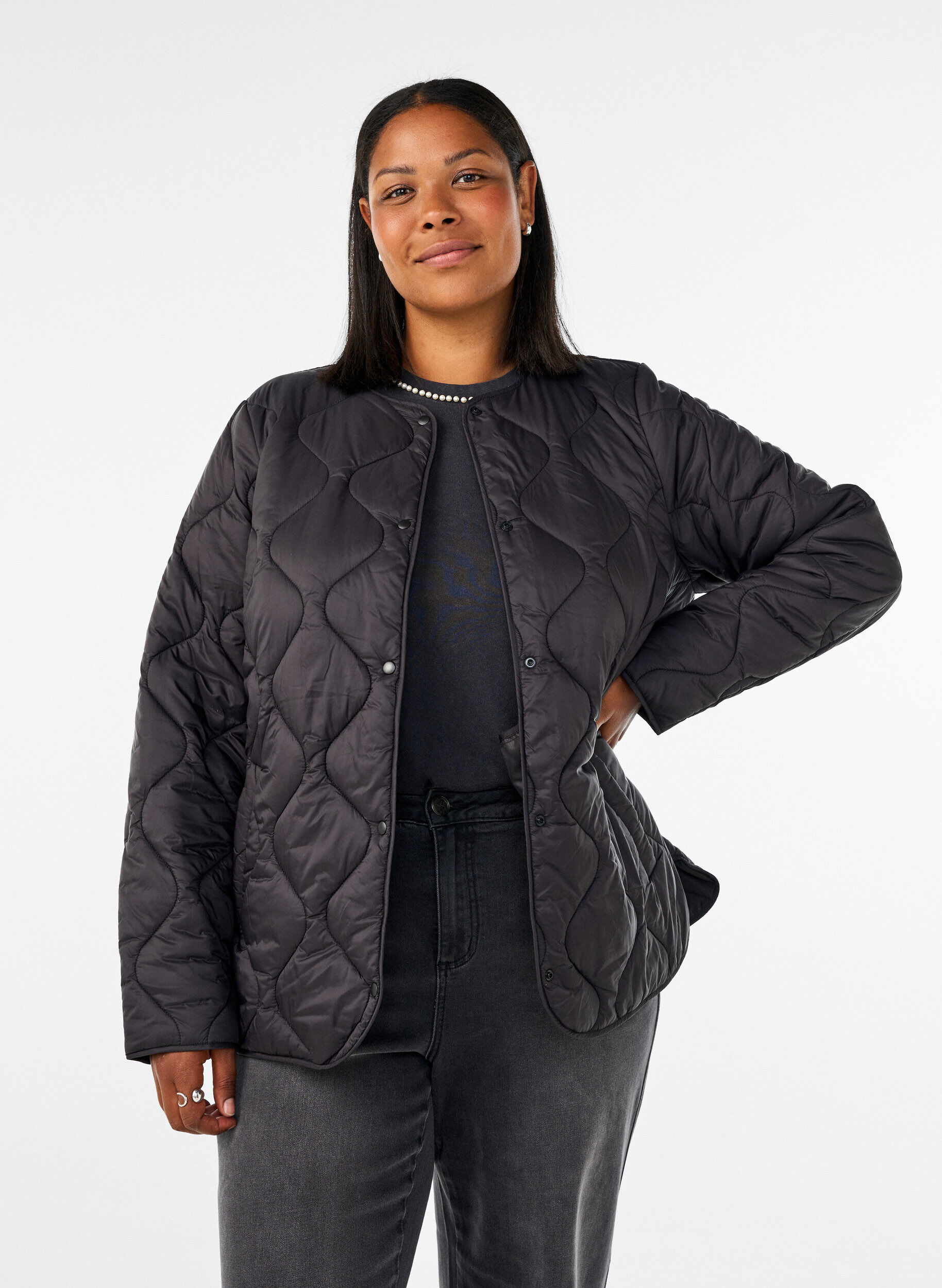 Steppjacke mit Druckkn&ouml;pfen und Rundhalsausschnitt, Schwarz, Model