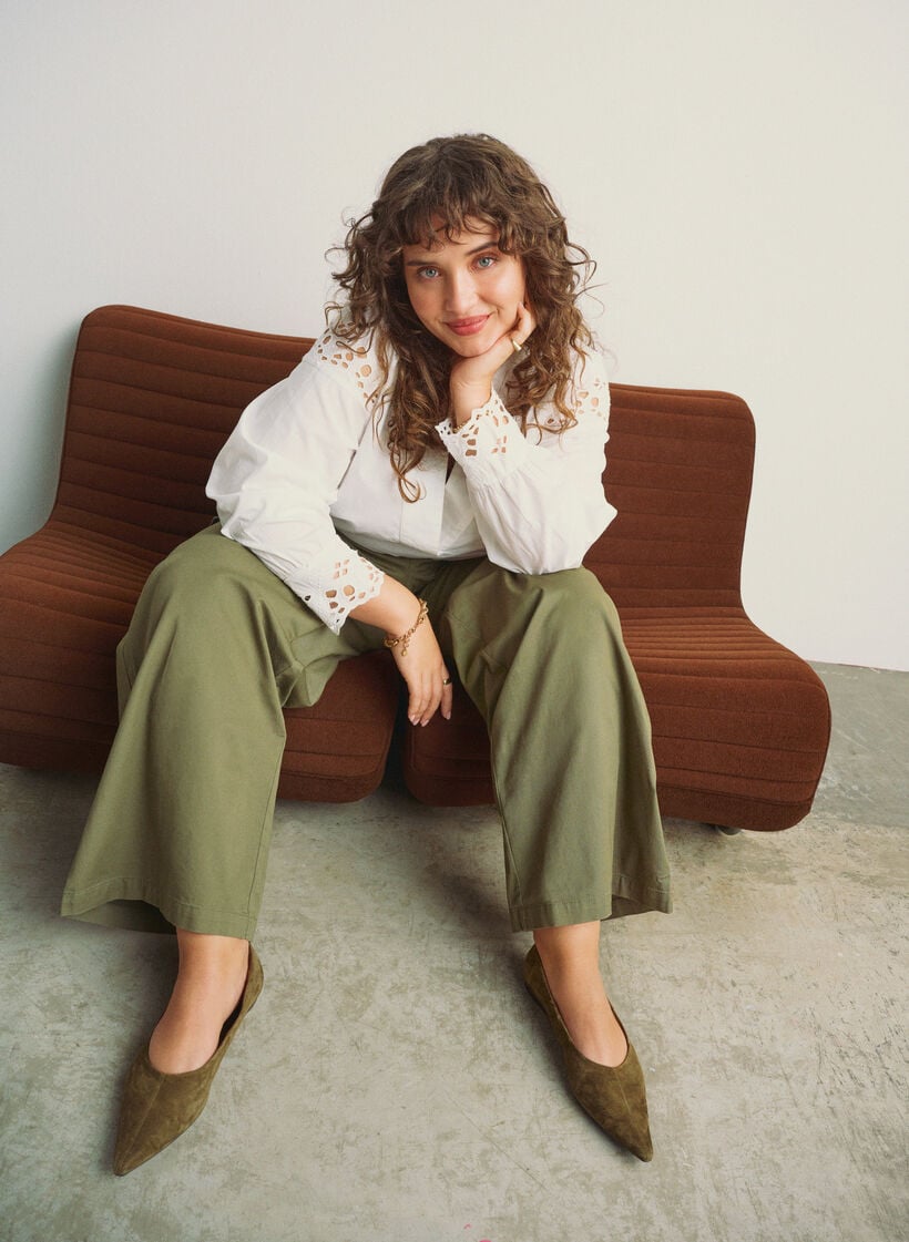 Bluse mit V-Ausschnitt und Broderie-Anglaise-Details, Weiß, Image