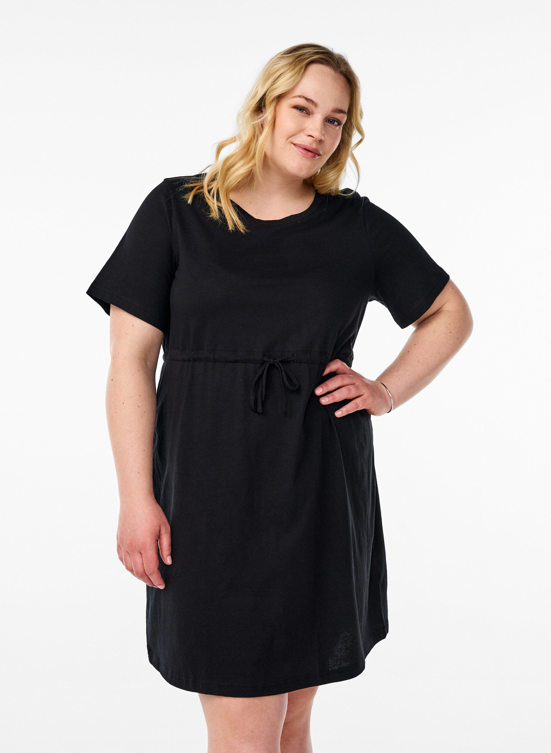 ZizziFLASH &ndash; Kurzes T-Shirt-Kleid mit Bindeg&uuml;rtel, Schwarz, Model image number 0