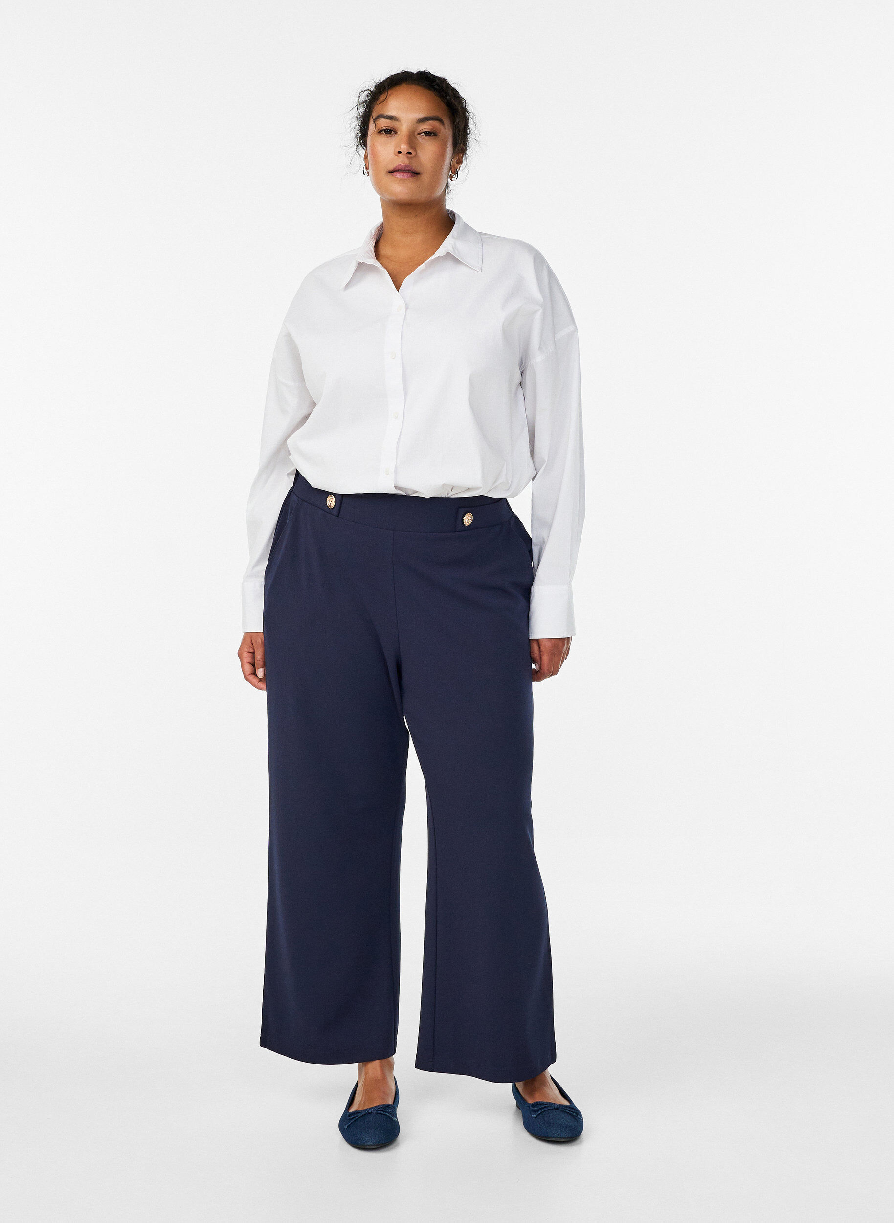 Lockere Hose mit Taschen, Blau, Model