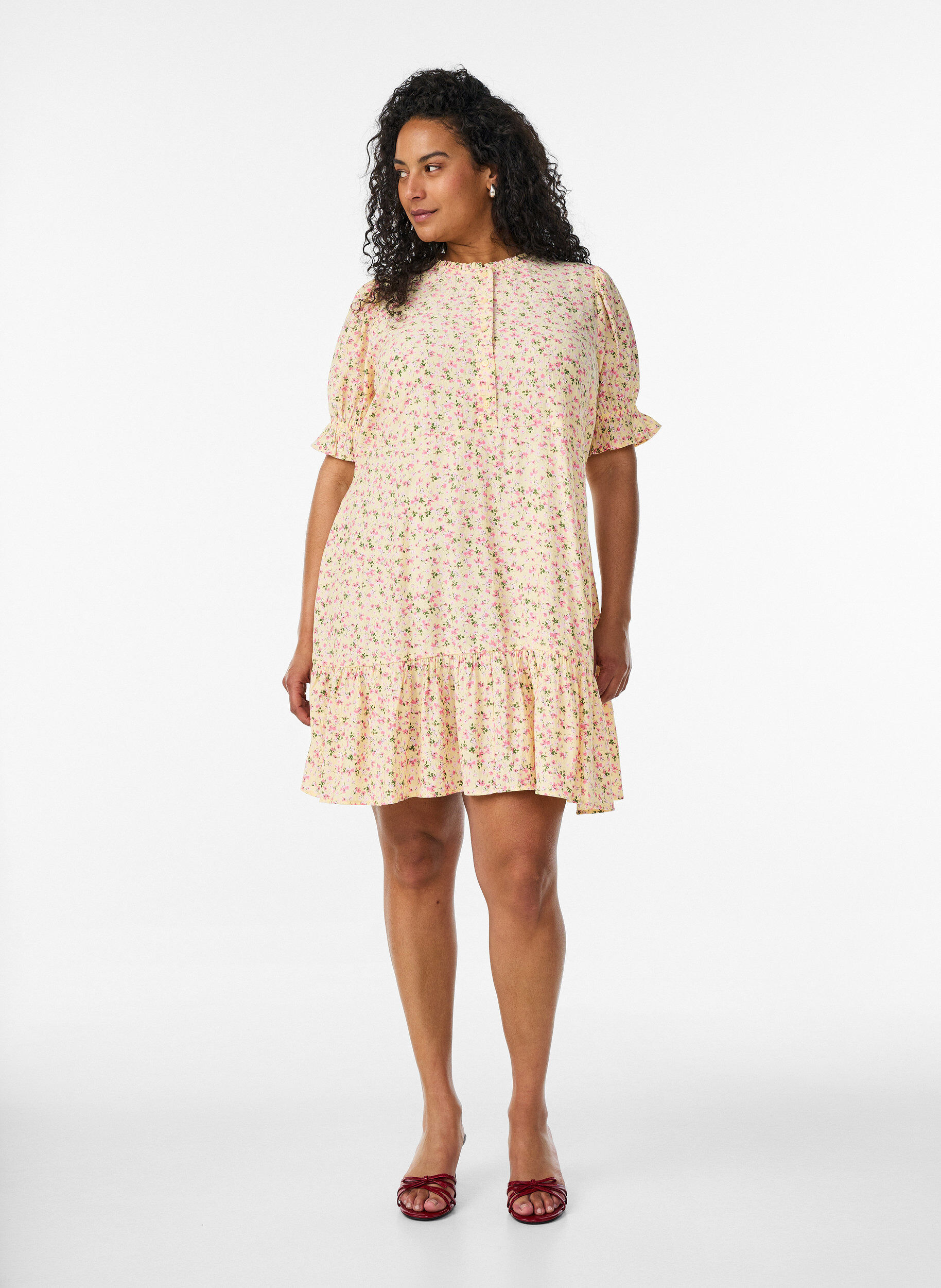 ZizziKurzes Kleid aus Viskose mit R&uuml;schendetails, Gelb, Model image number 1