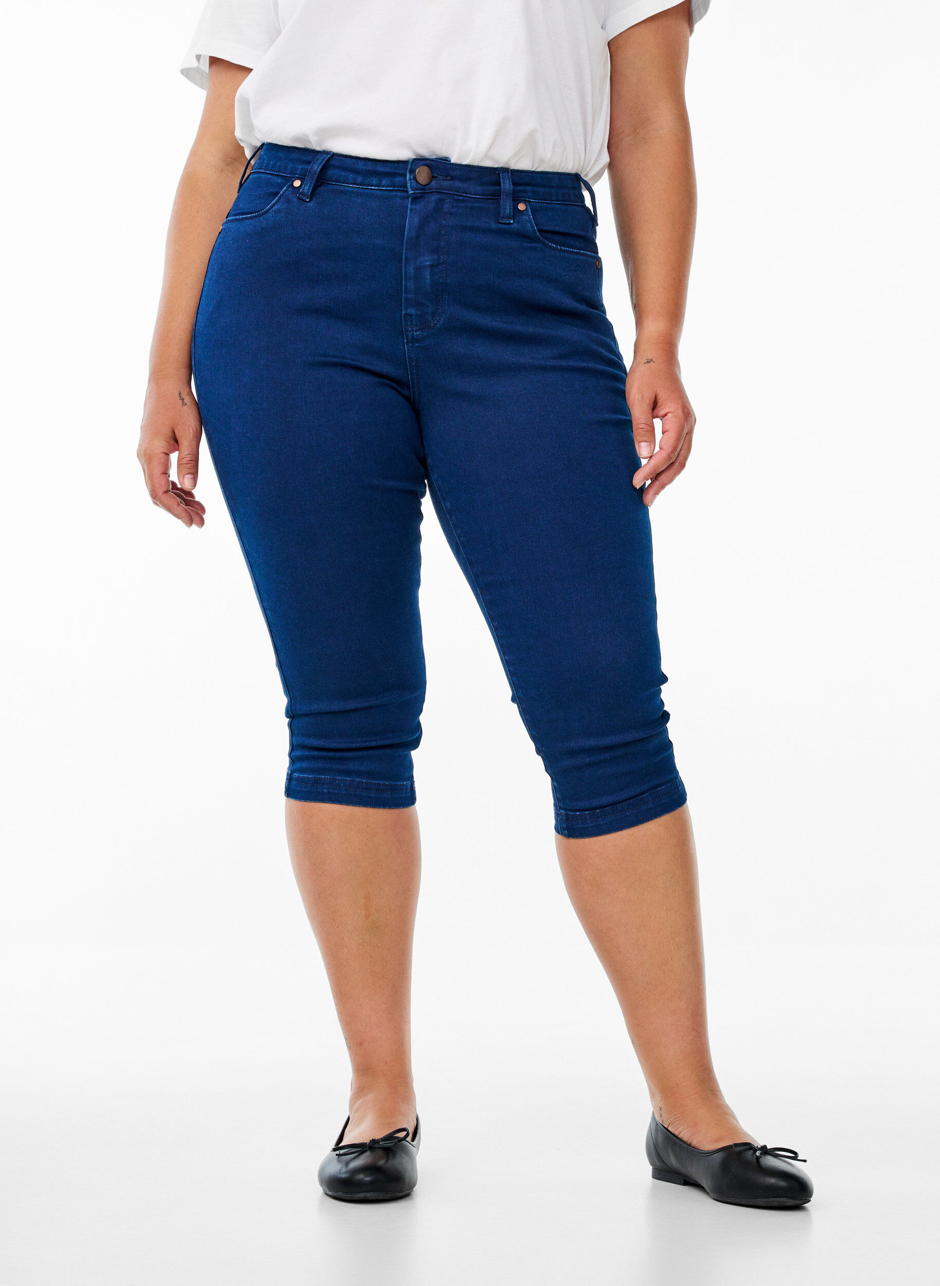 ZizziAmy Caprijeans mit hohem Taille und Super Slim Fit, Blau, Model image number 2