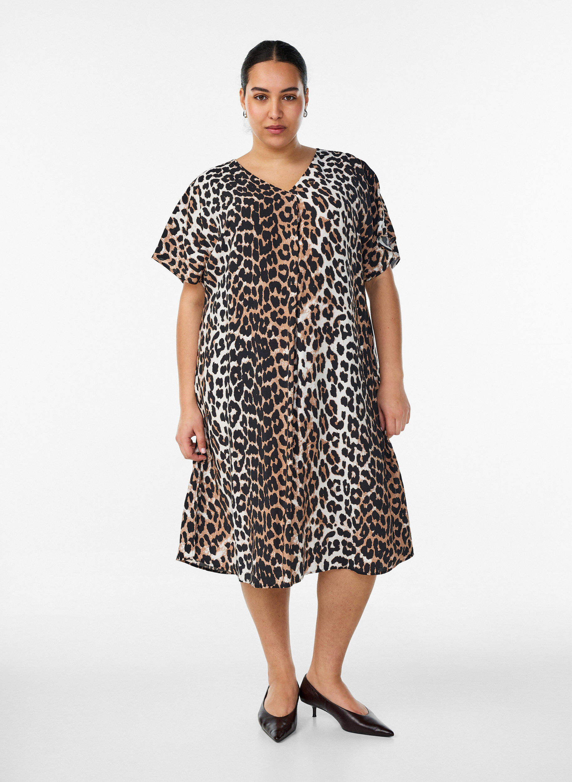 Kleid aus Viskose mit V-Ausschnitt, Braun, Model