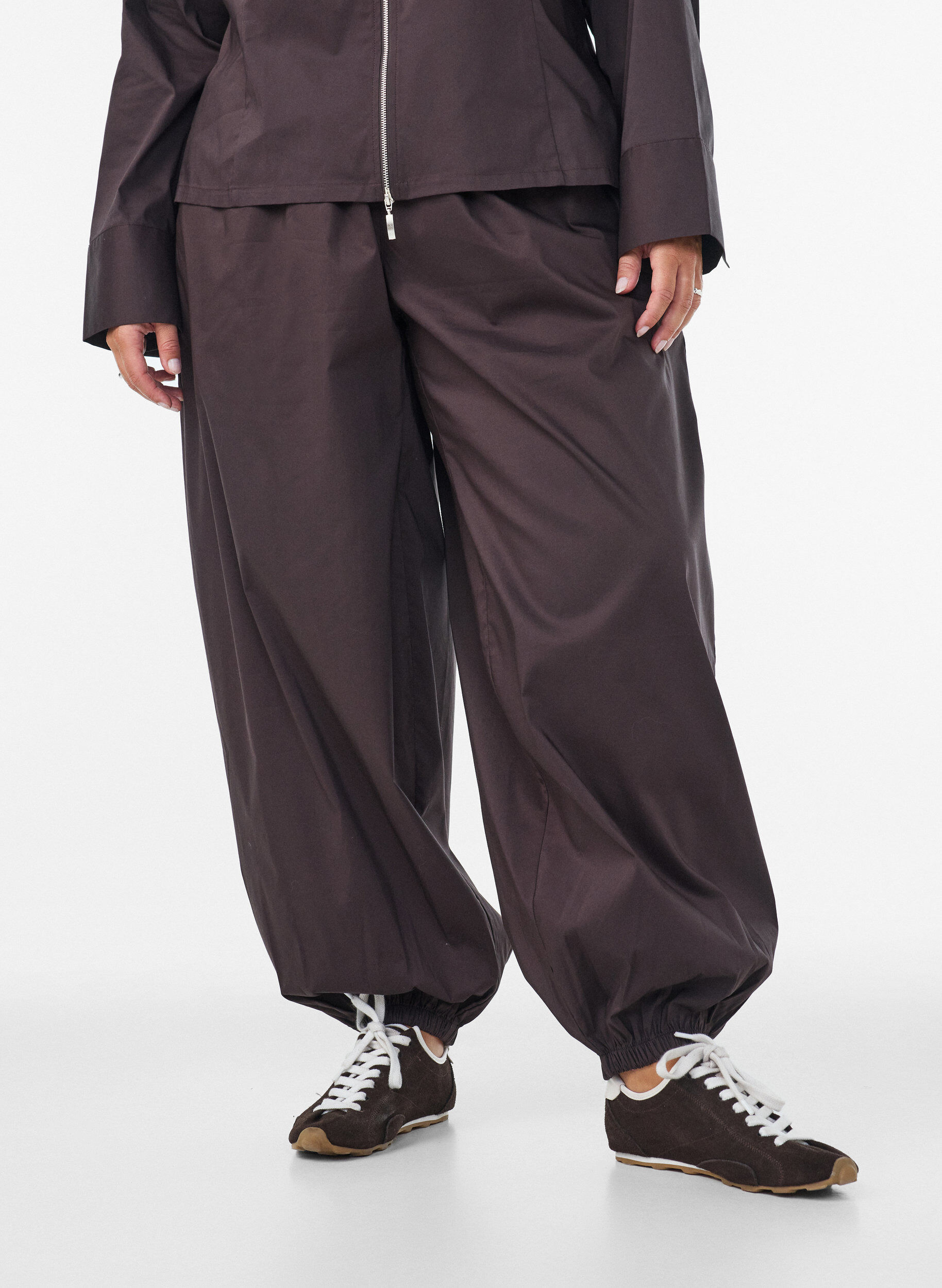 ZizziBallonhose mit Taschen und elastischem Bund, Braun, Model image number 2