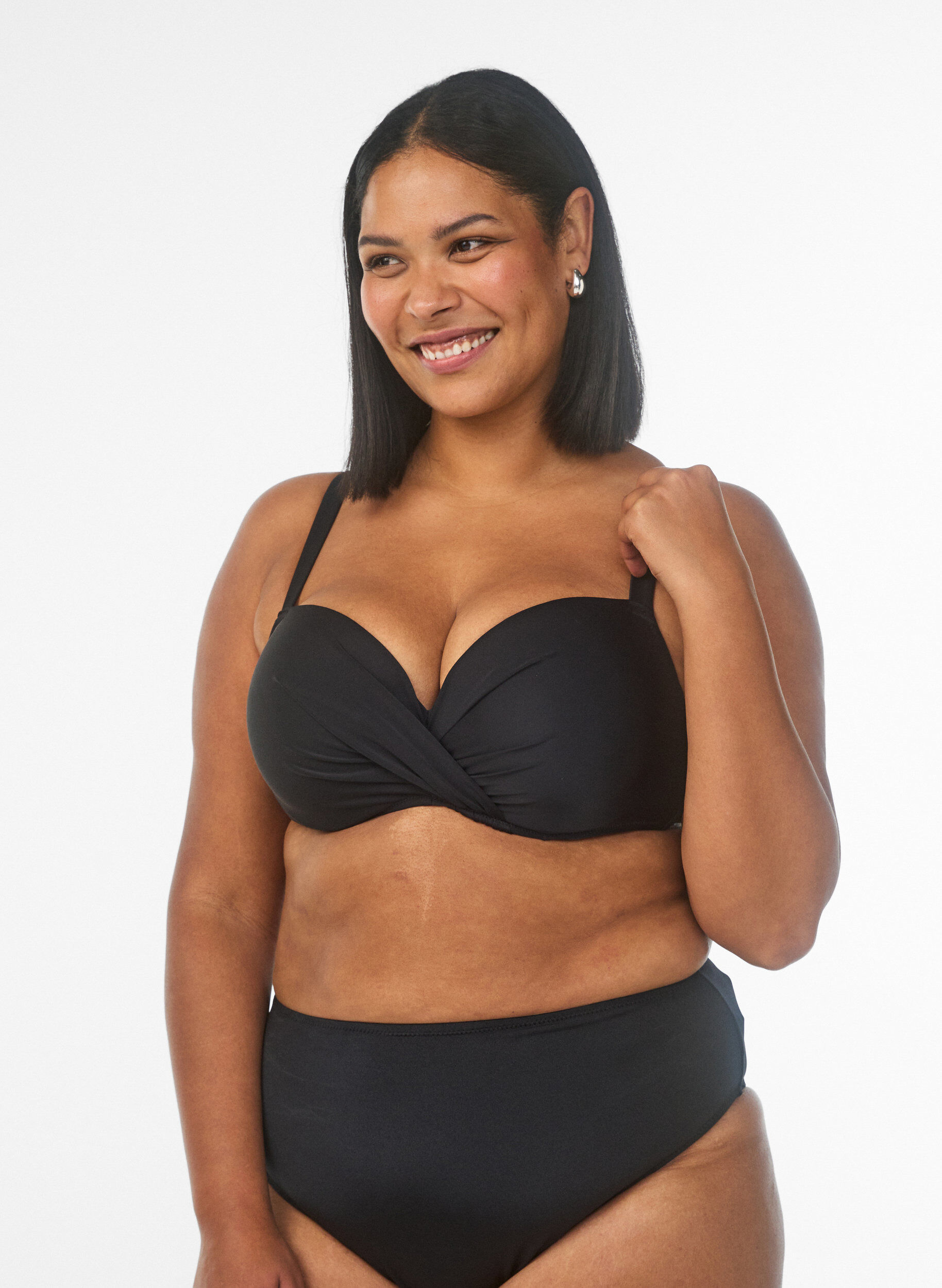 Bikinioberteil mit B&uuml;gel und Raffung, Schwarz, Model