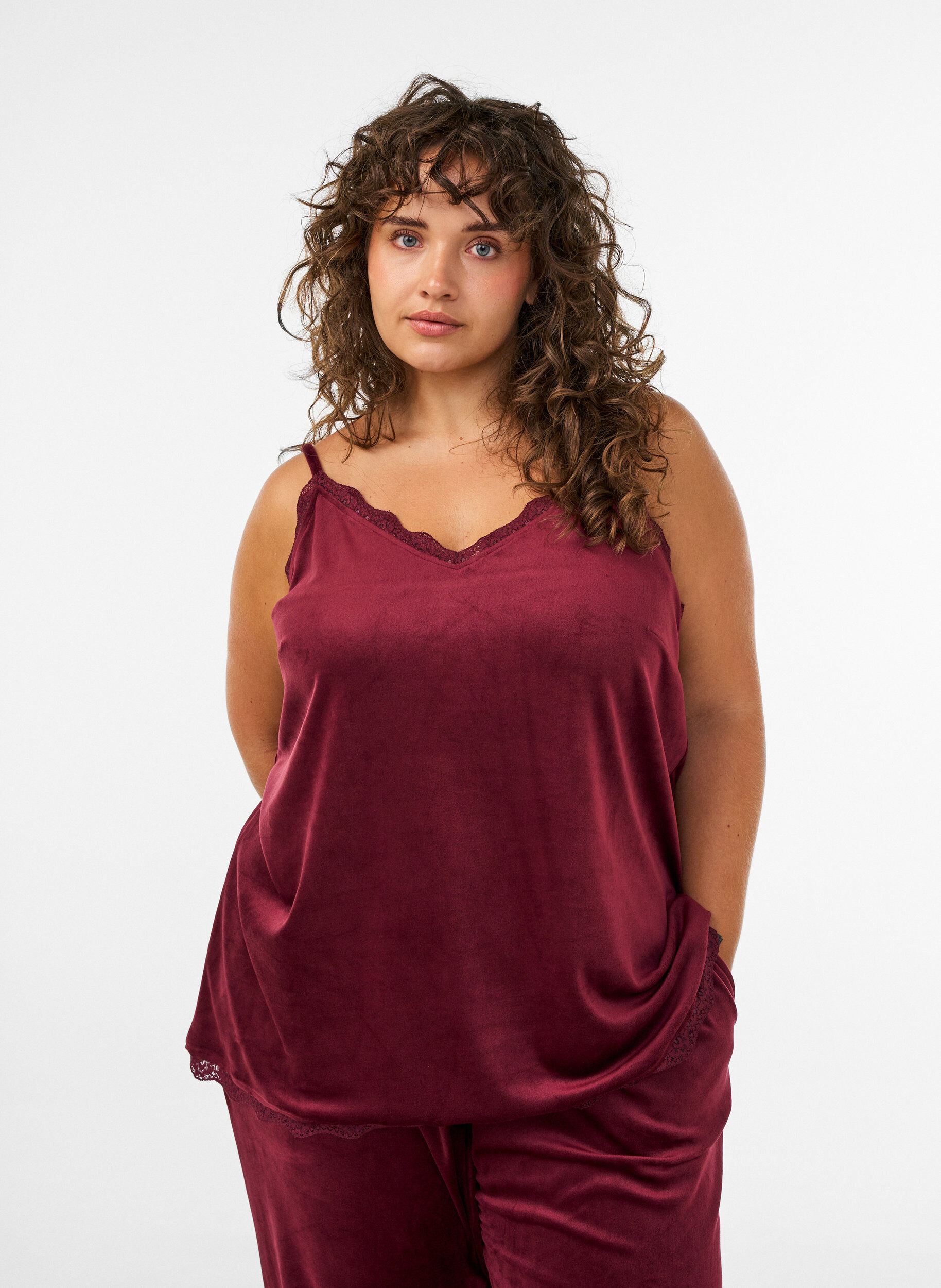 Top aus Velours mit Spitzen, Rot, Model