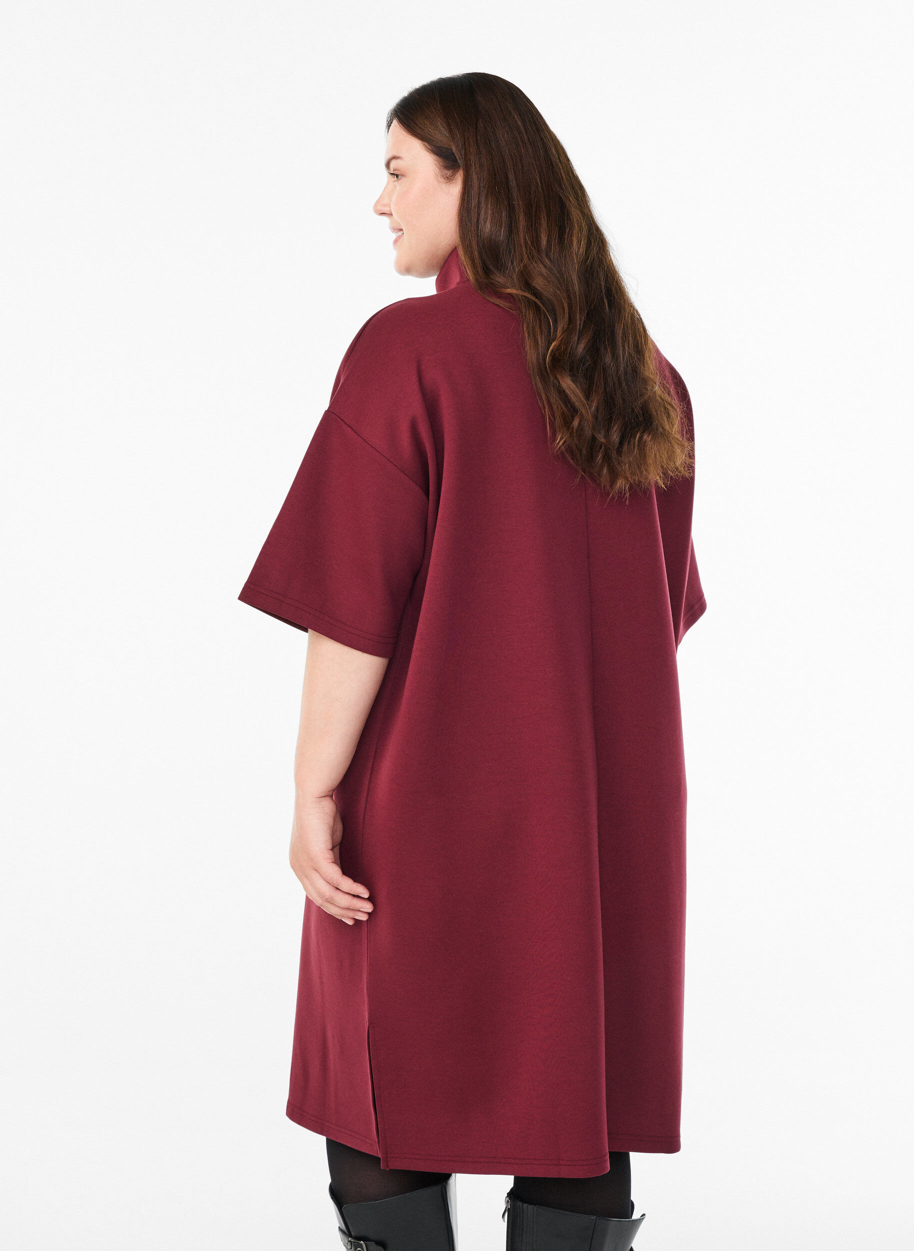 ZizziKurzes Sweatshirtkleid mit hohem Kragen und Rei&szlig;verschluss, Dunkles Bordeaux, Model image number 2