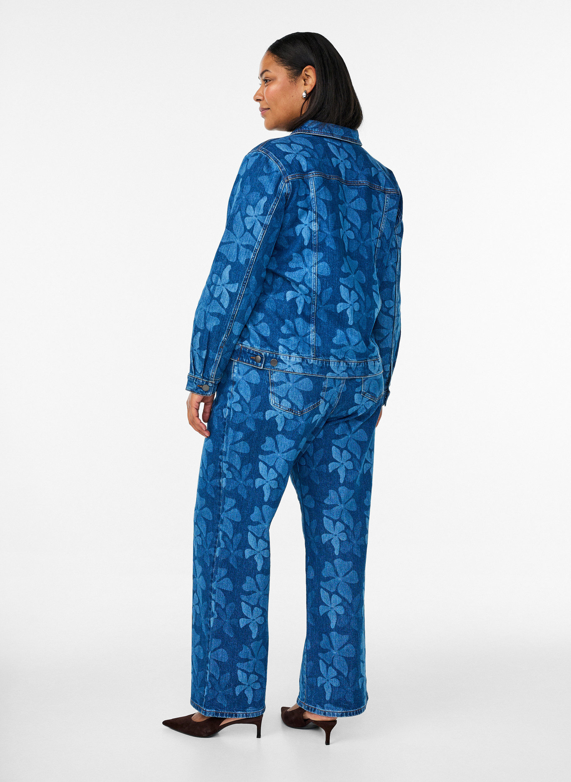 ZizziMyra Jeans aus gebl&uuml;mtem Denim mit weiter Passform, Blau, Model image number 1