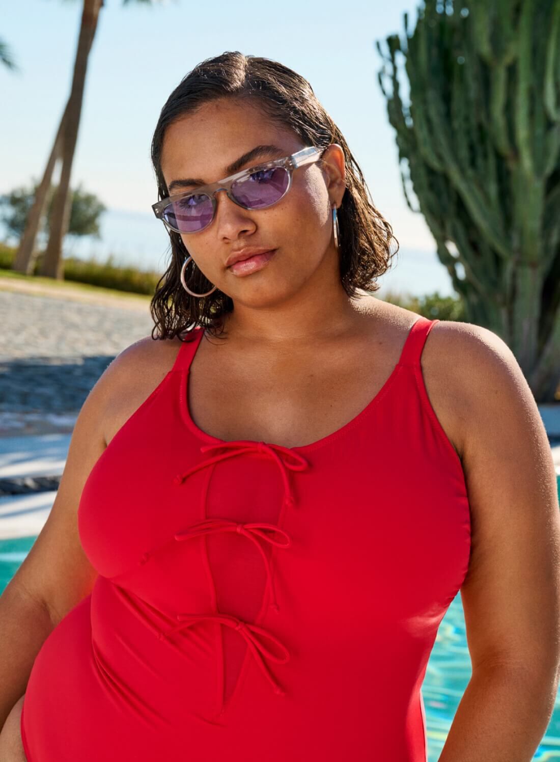 ZizziRoter Badeanzug mit Schleifen, , Model