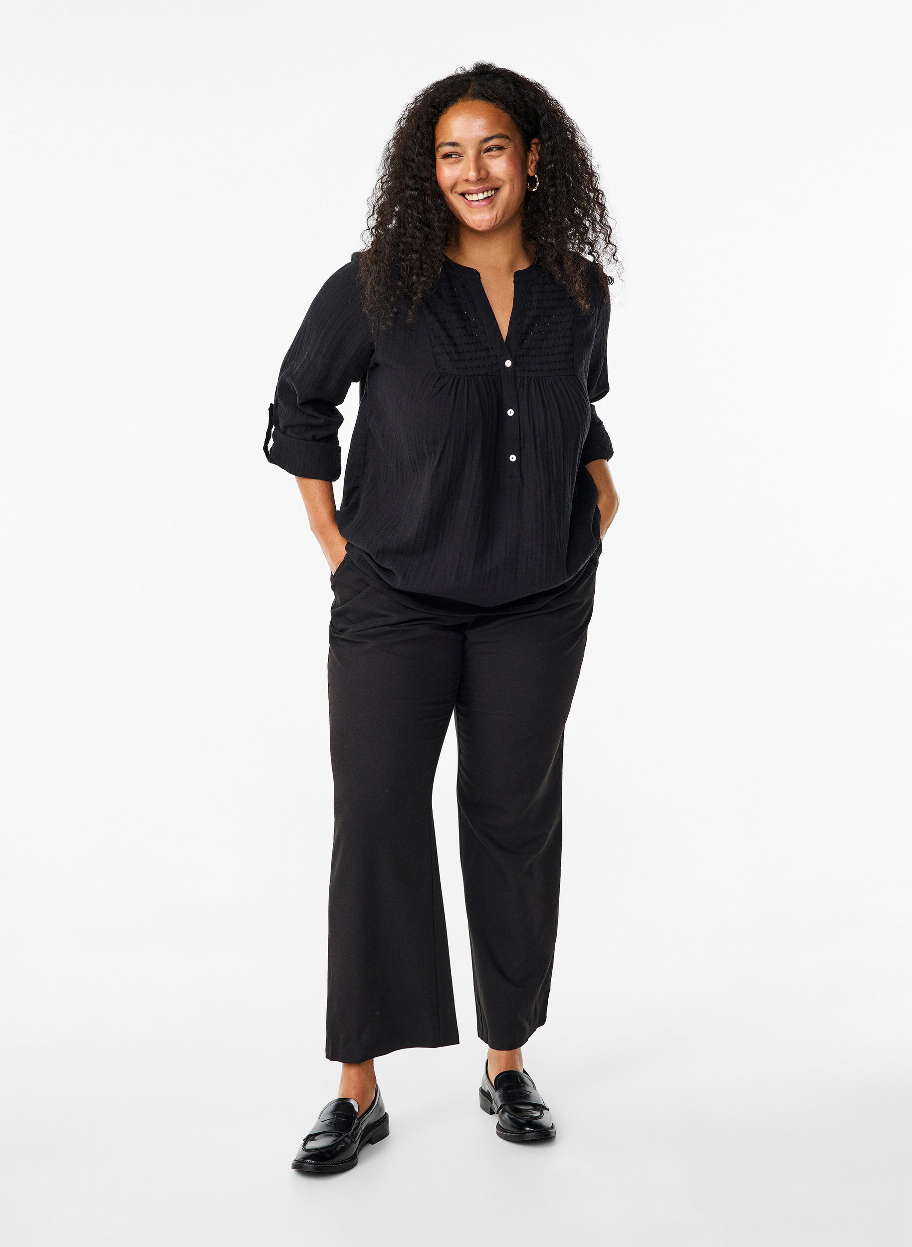 Zizzi Baumwollbluse mit Lochstickerei und 3/4-&Auml;rmeln, Black, Model image number 2