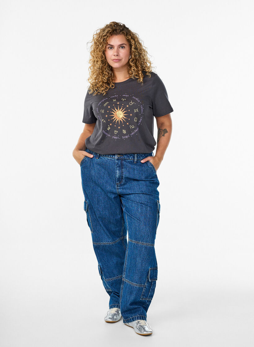 T-Shirt aus Baumwolle mit Print auf der Vorderseite, Grau, Model image number 1