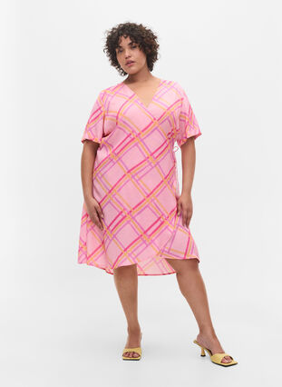 Kariertes Kleid aus Viskose mit Wickeleffekt, Pink Check, Model image number 3