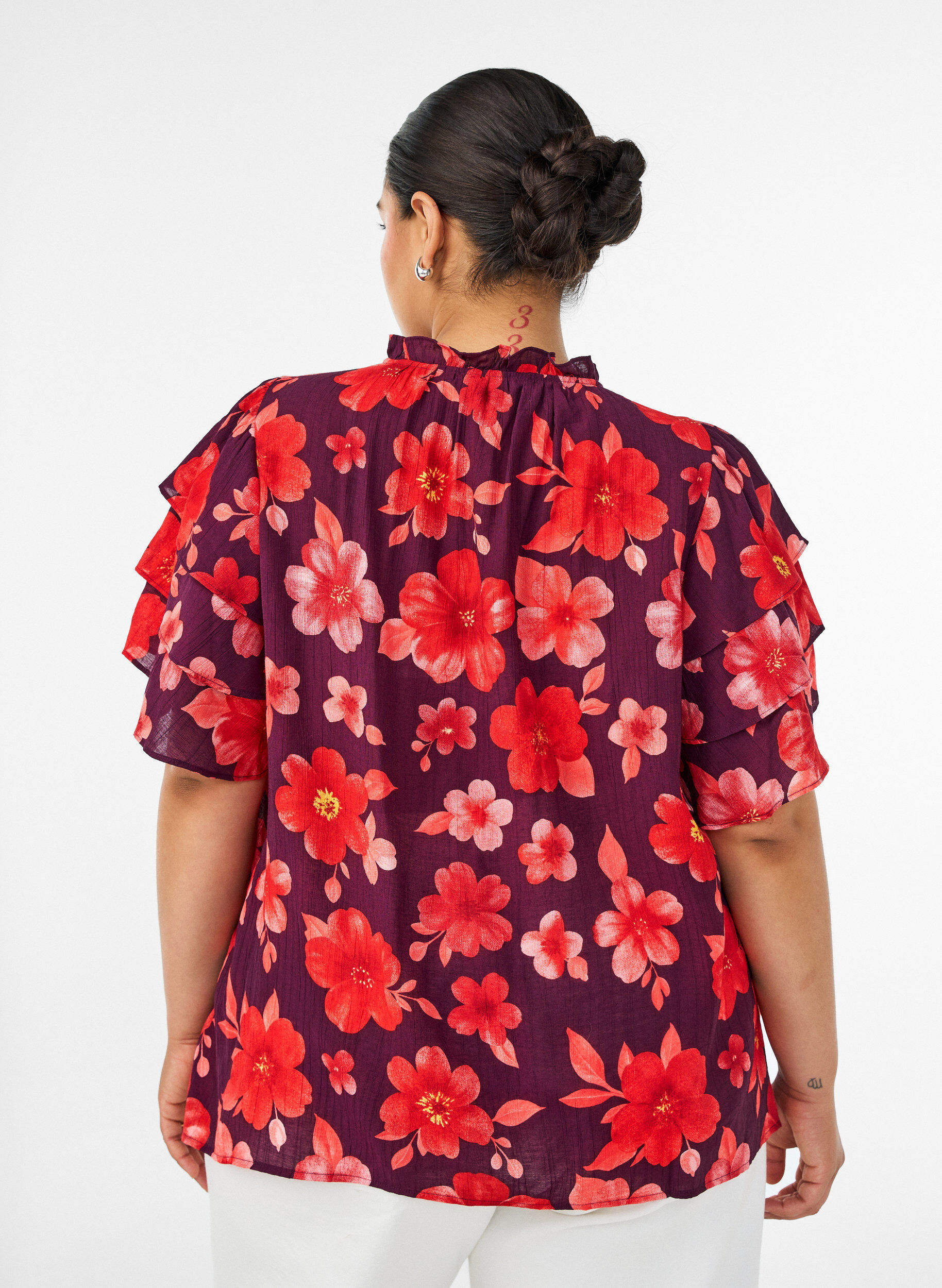 ZizziGebl&uuml;mte Bluse aus Viskose mit R&uuml;schen&auml;rmeln, Lila, Model image number 2