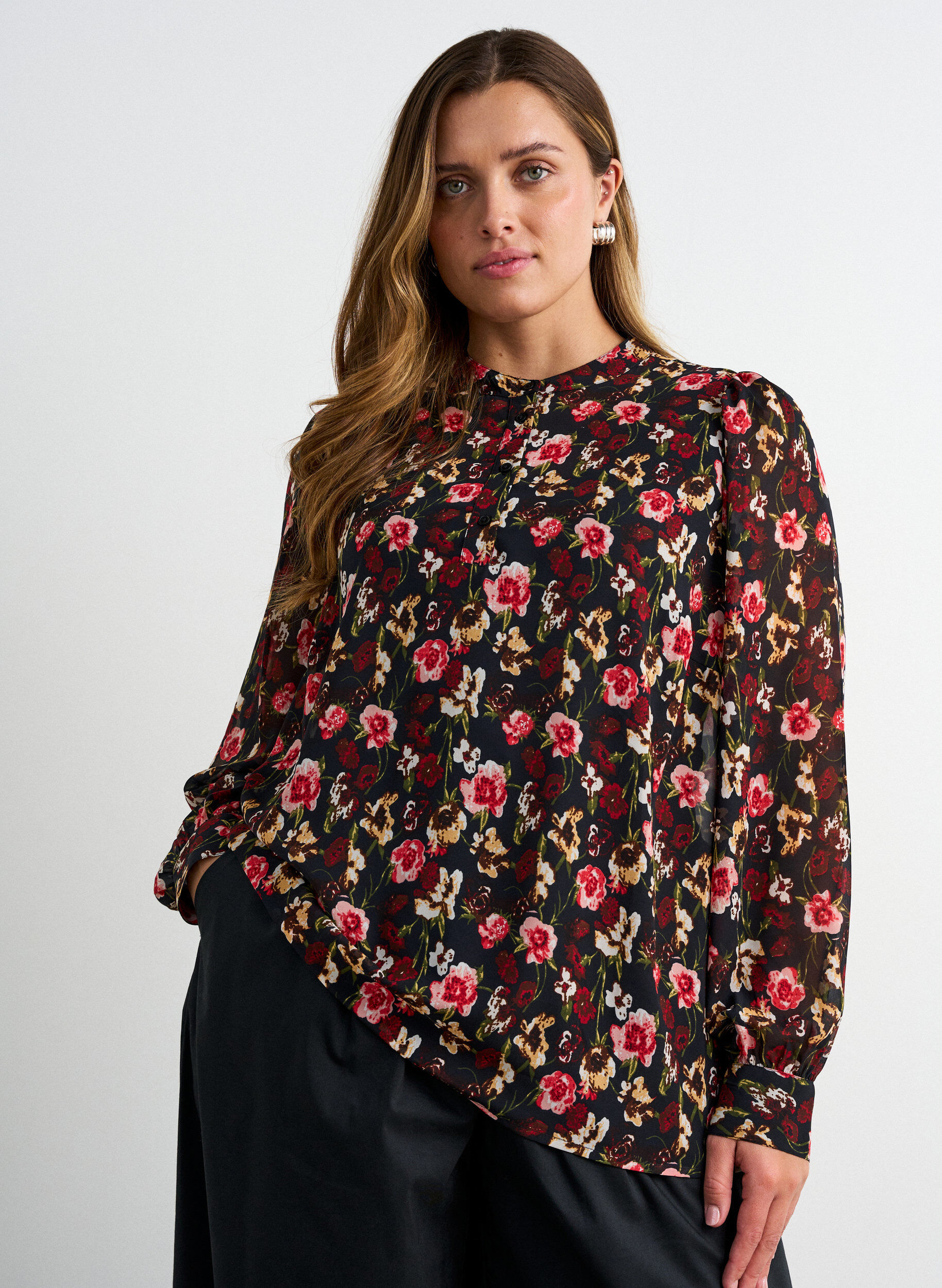 Bluse mit Allover-Print und kurzer Knopfleiste, Rot, Model