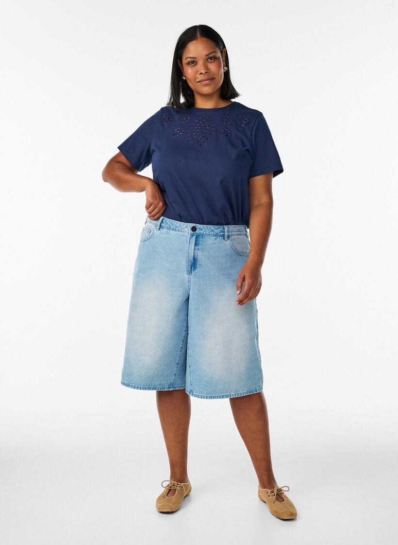 T-Shirt aus Bio-Baumwolle mit Lochstickerei, Blau, Model image number 1