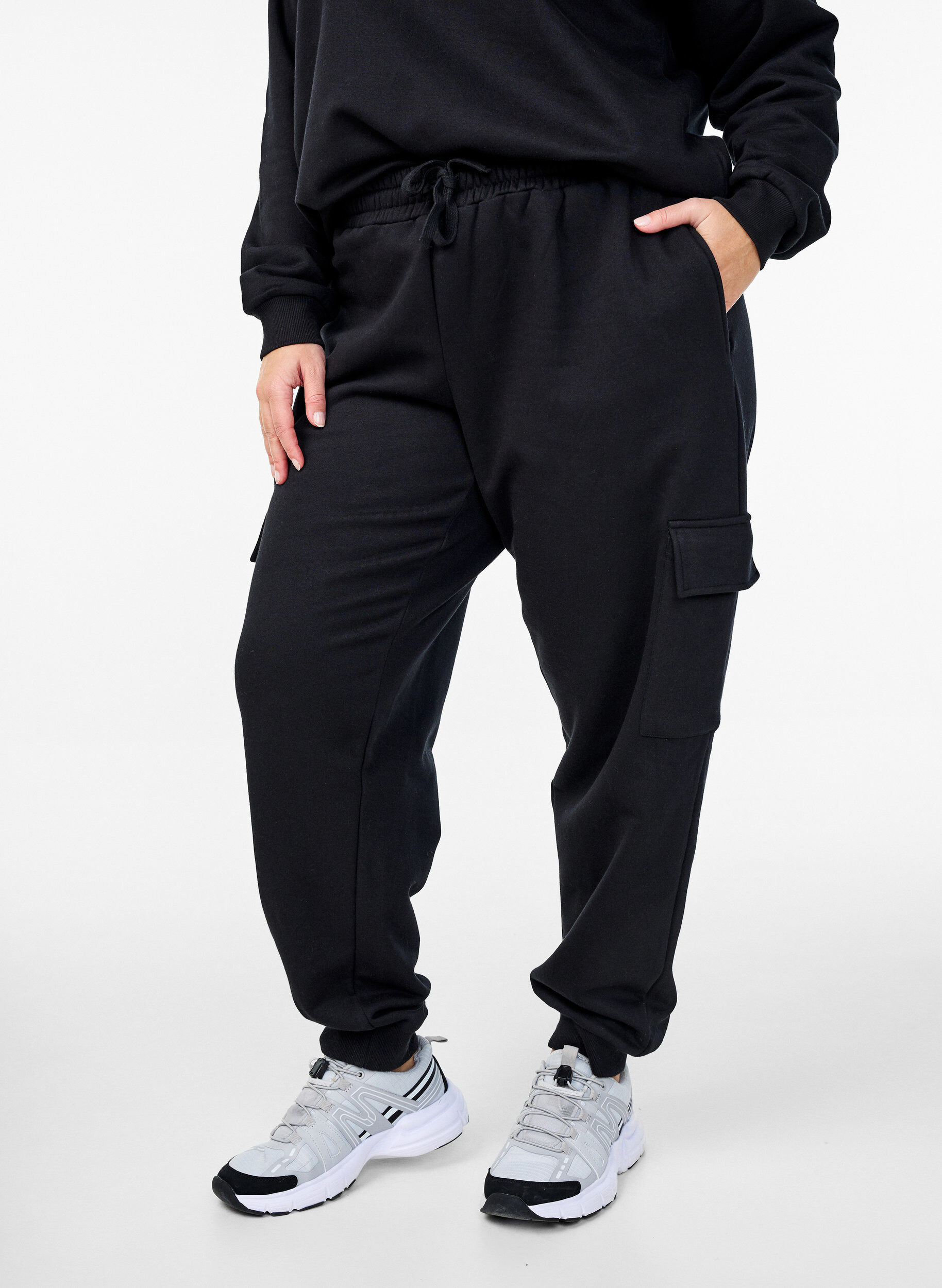 ZizziCargohose aus weichem Sweat-Material, Schwarz, Model image number 2