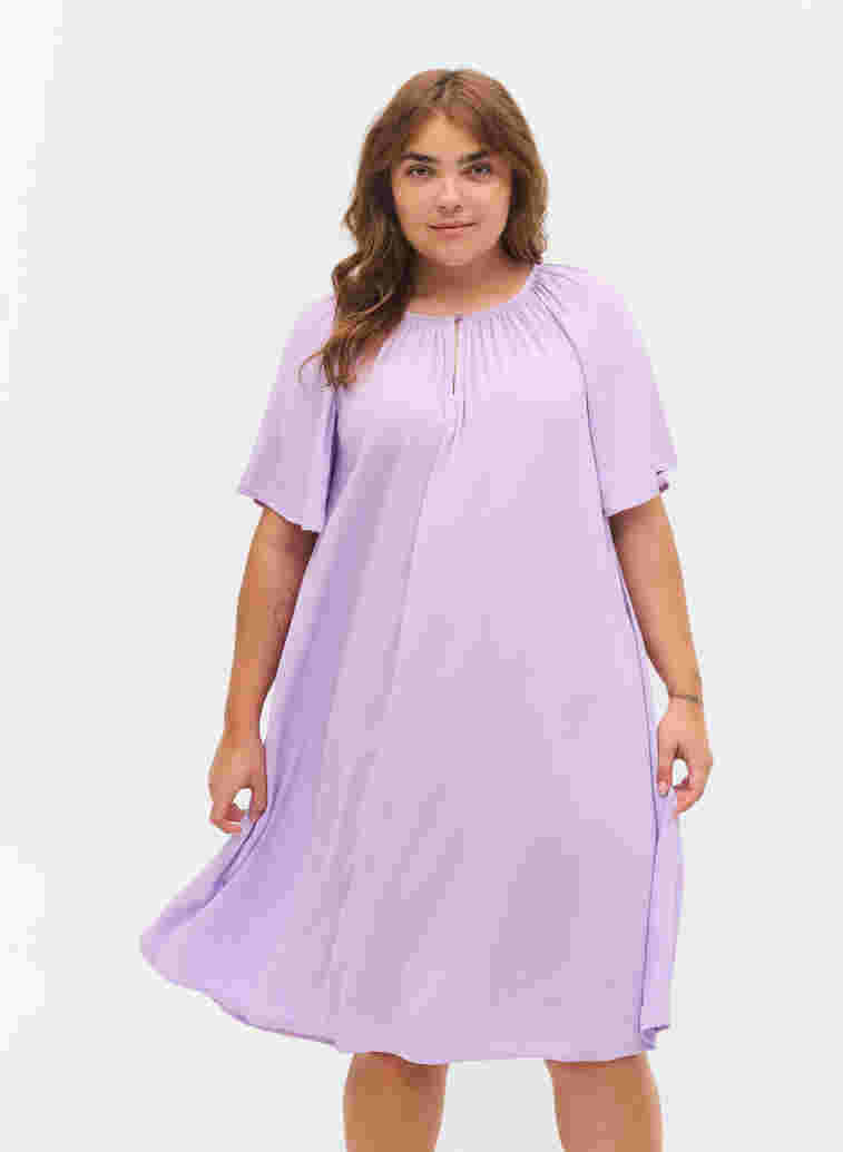 Kurzärmeliges Kleid aus Viskose, Lavendula, Model