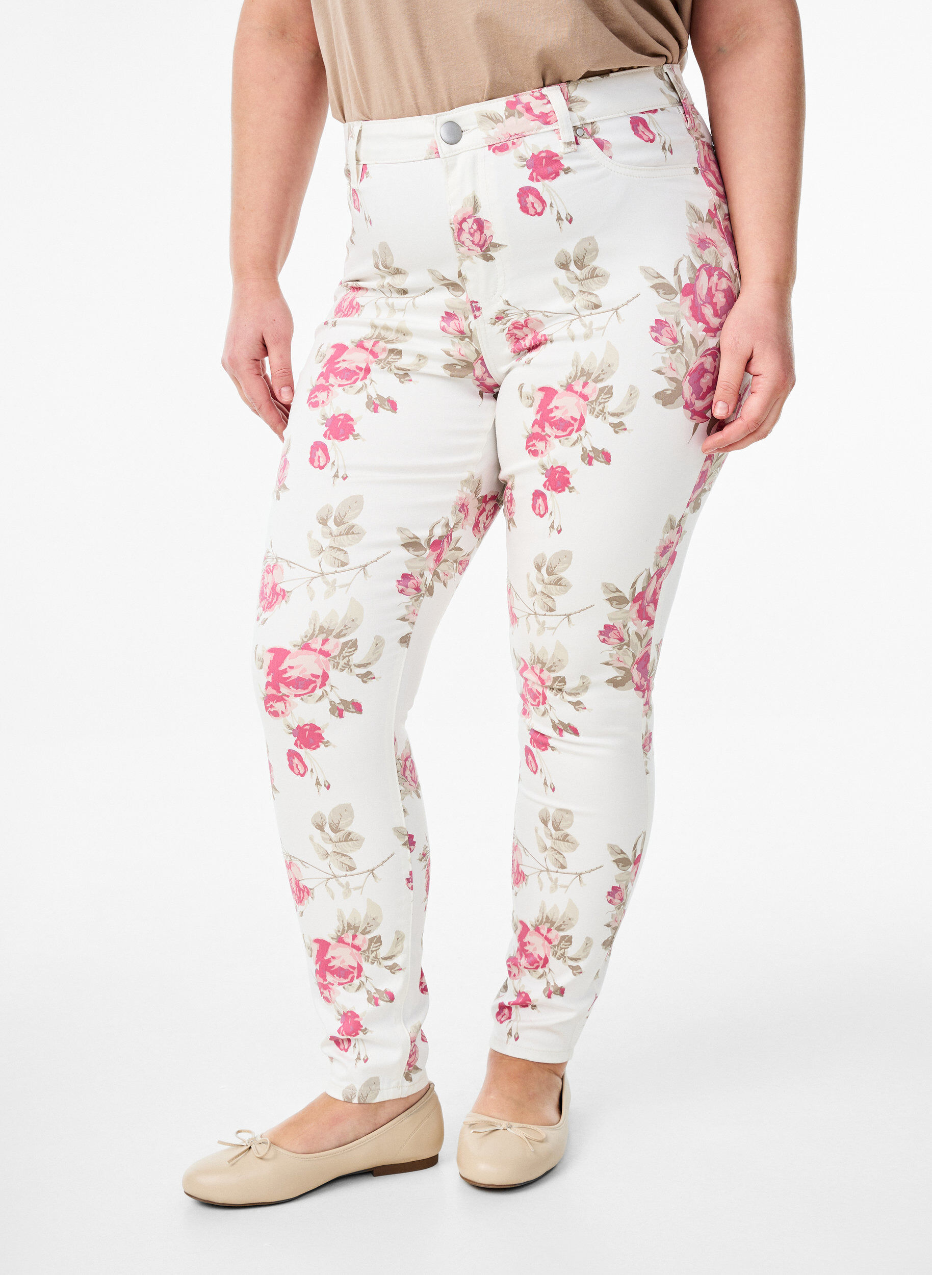 ZizziSuper-schmale Amy Jeans mit Blumenprint, Vanille, Model image number 2