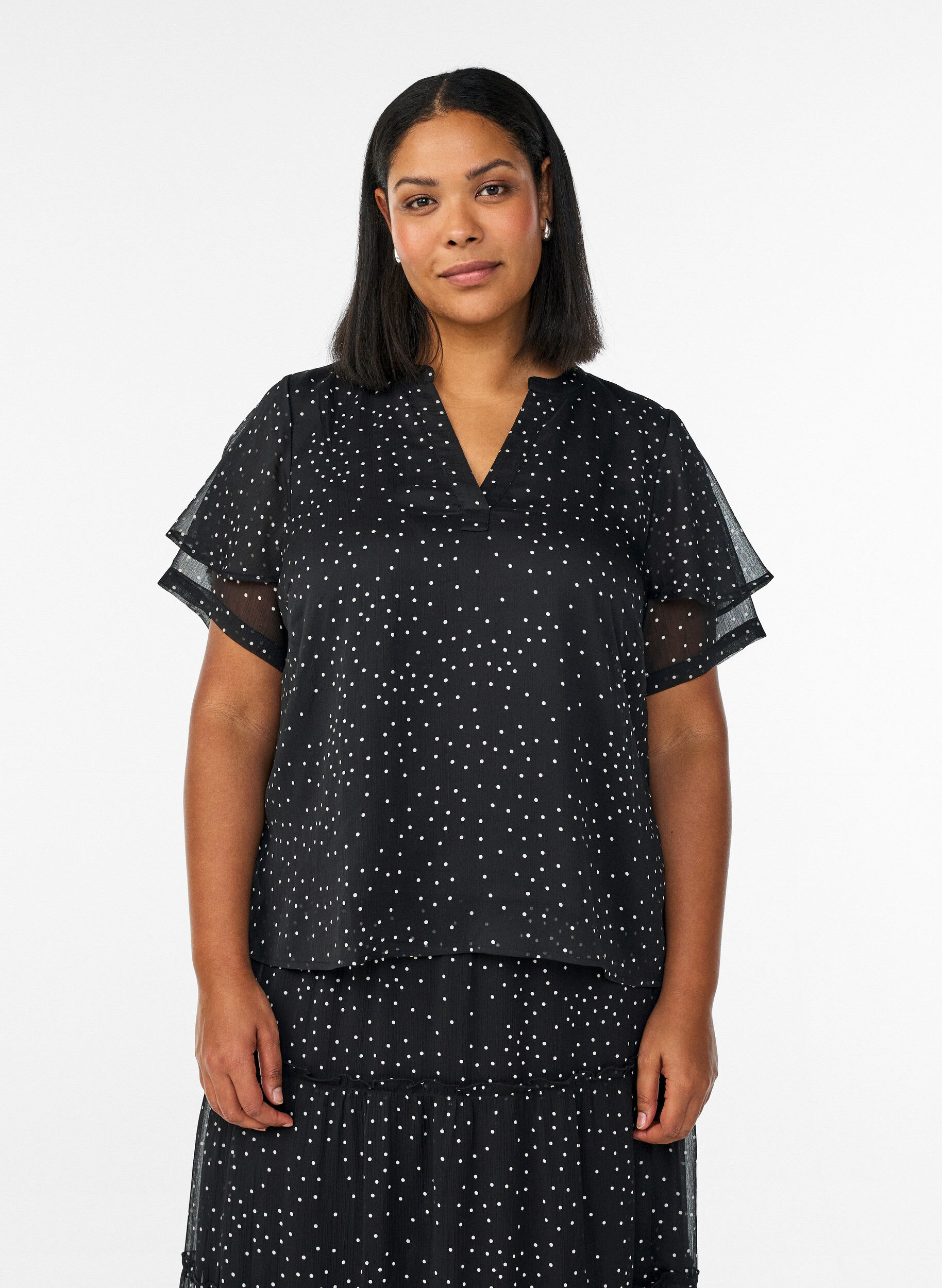 ZizziChiffonbluse mit Polka Dots und Volant&auml;rmeln, Schwarz, Model image number 0