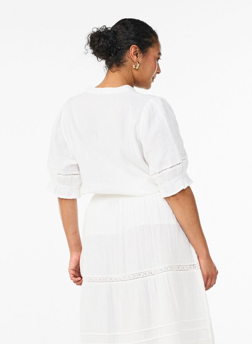 Kurz&auml;rmelige Bluse aus Baumwoll-Musselin mit H&auml;kelbesatz, Wei&szlig;, Model image number 1