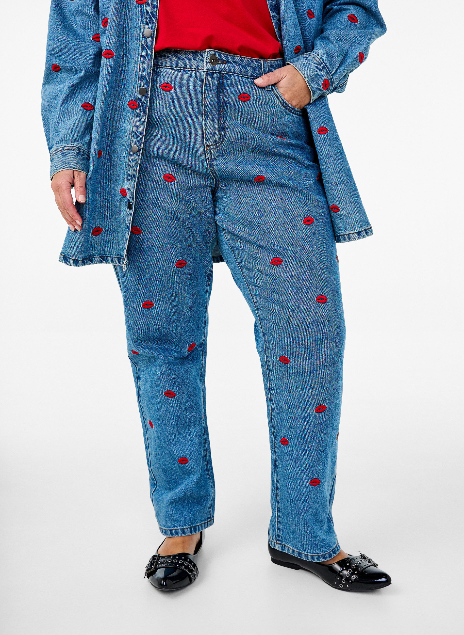 ZizziHoch geschnittene Gemma-Jeans mit Lippen, Blau, Model image number 2