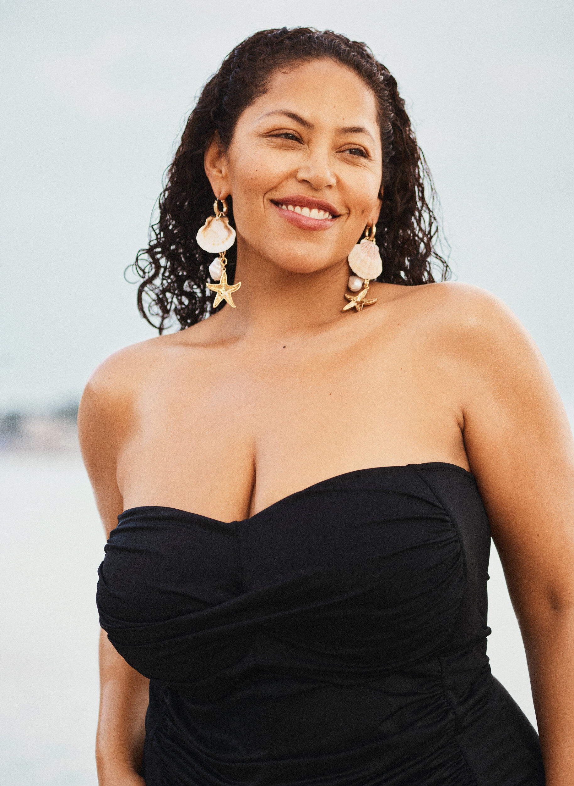 ZizziTr&auml;gerloser Badeanzug mit Raffung und gepolsterten Cups, Schwarz, Image image number 0