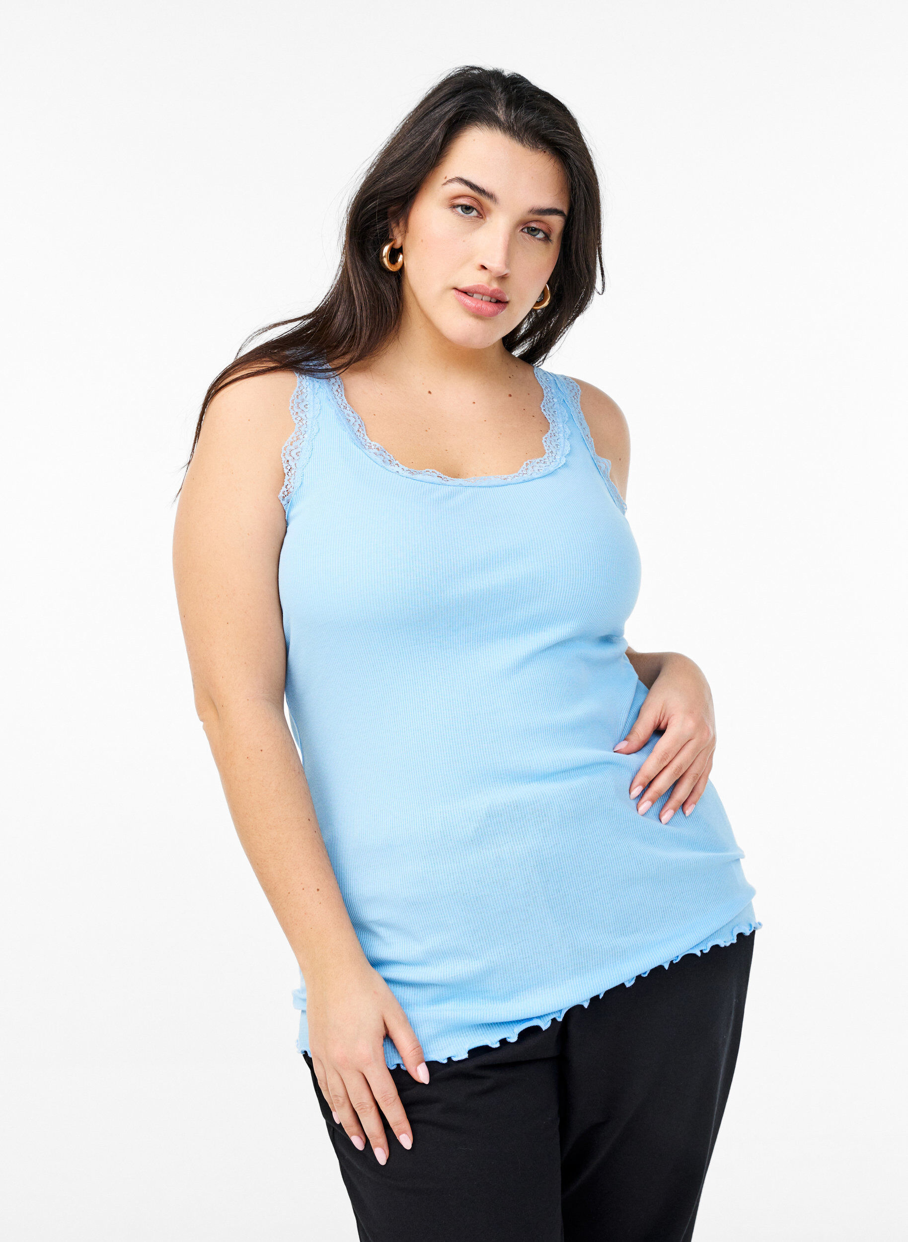 Top mit Spitzensaum, Blau, Model