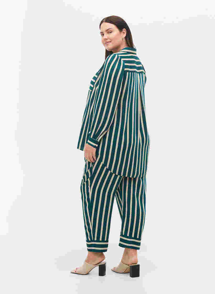 Locker sitzende gestreifte Hose, Green Stripe, Model image number 1