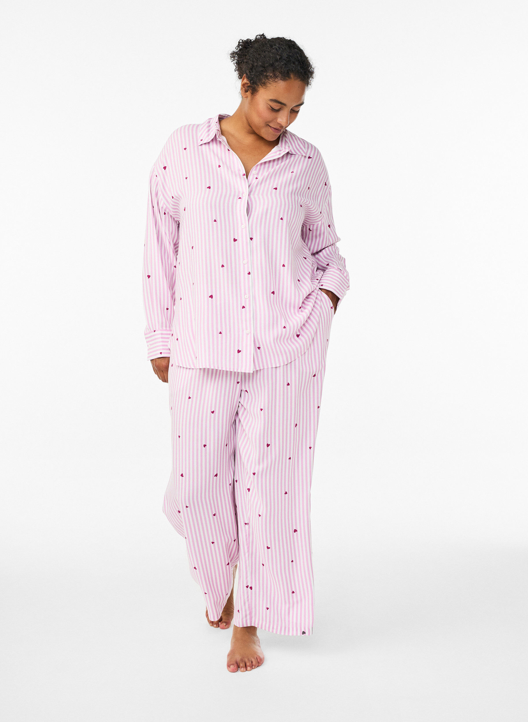 Lockere Nachthose mit Streifen und Herzen, Rot, Model