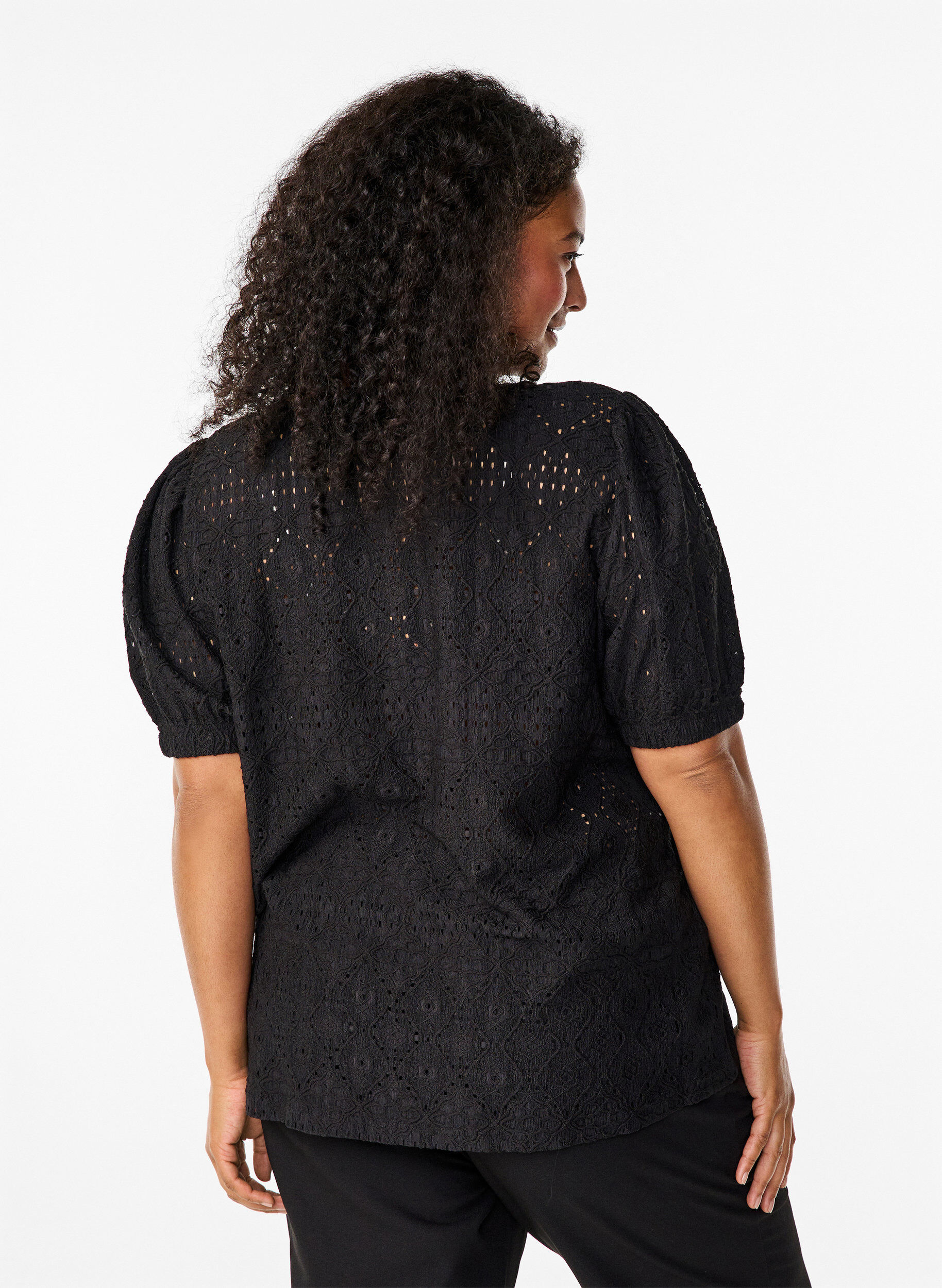 Zizzi Kurz&auml;rmelige Bluse mit Lochmuster, Black, Model image number 1