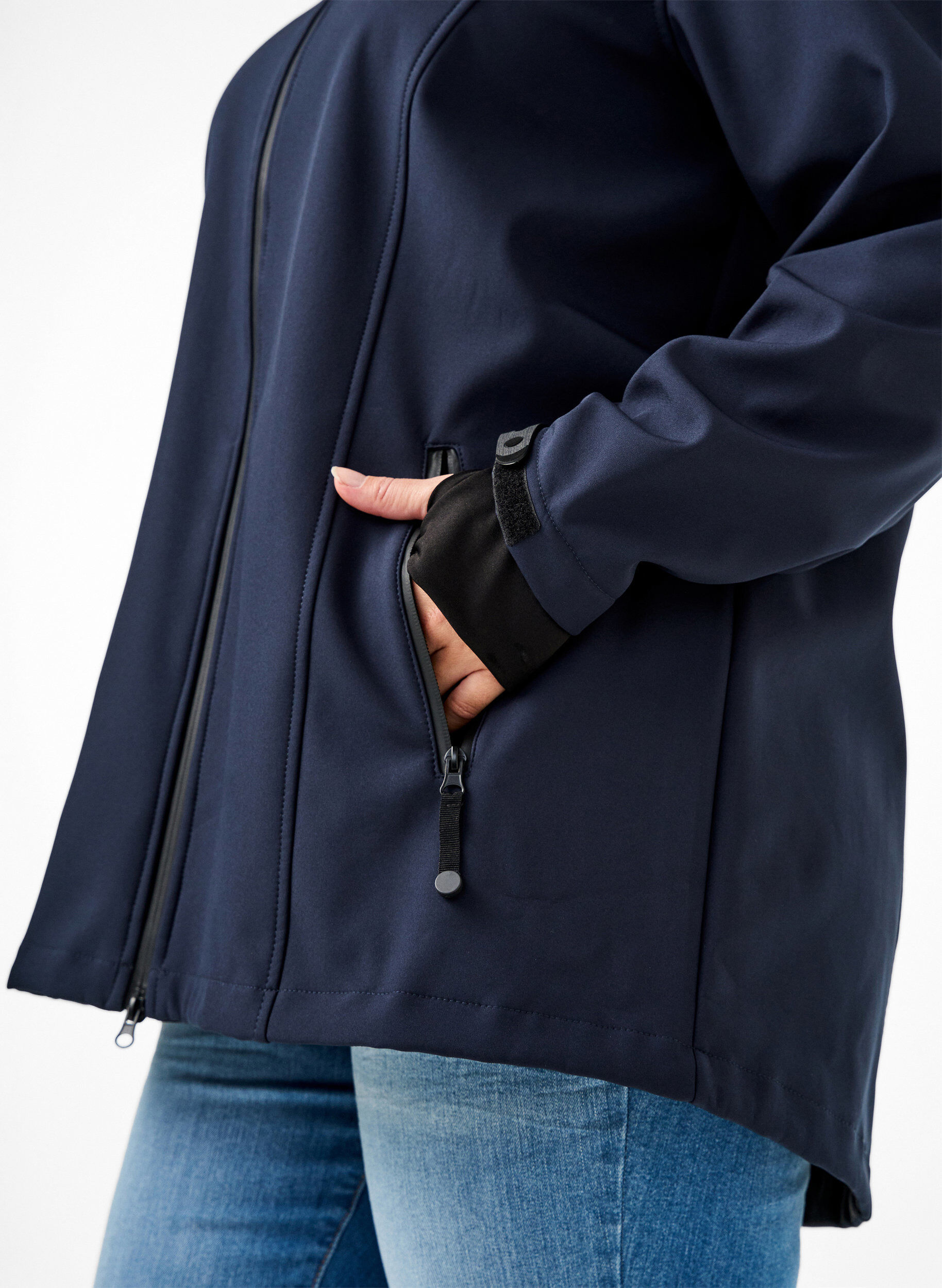 ZizziKurze Softshell-Jacke mit abnehmbarer Kapuze, Blau, Model image number 3