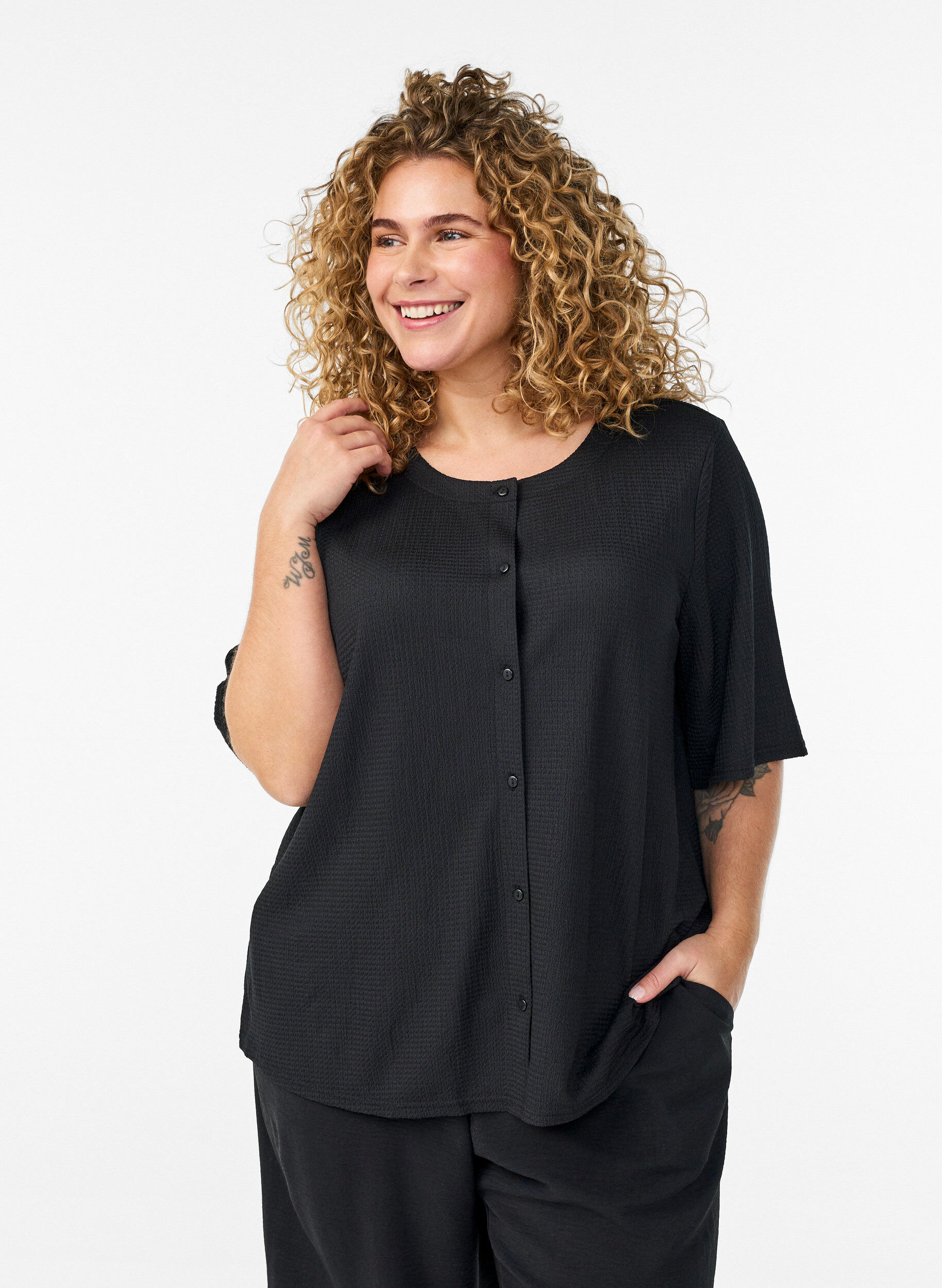 ZizziKurz&auml;rmelige Bluse mit Struktur und Knopfleiste, Schwarz, Model image number 0