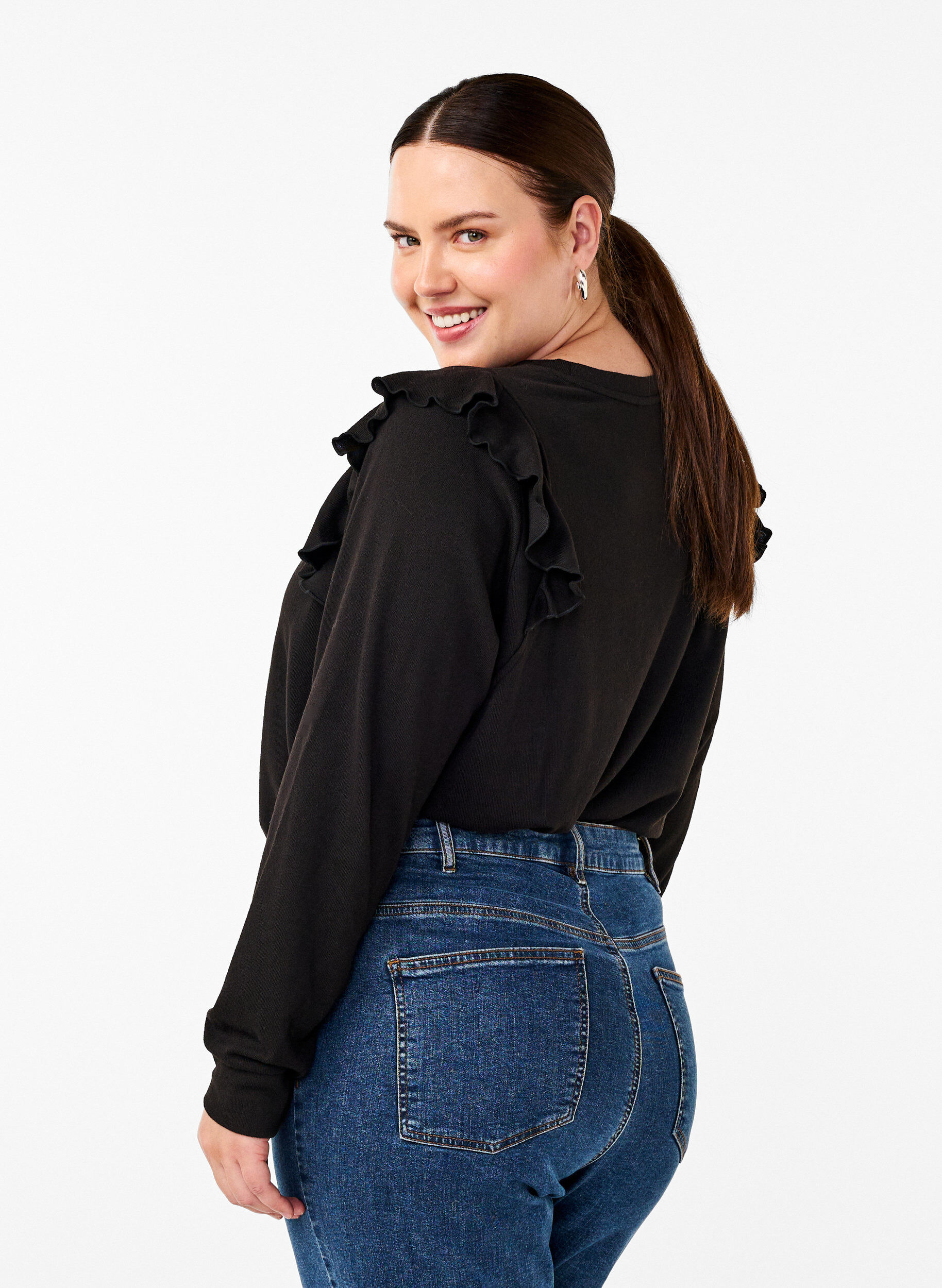 Zizzi Lang&auml;rmelige Bluse mit R&uuml;schendetails, Black, Model image number 1
