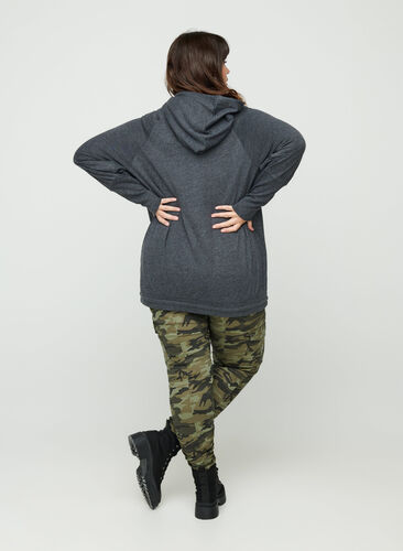 Cropped Jeans mit Camouflage Print, Ivy Green/Camo, Model image number 1