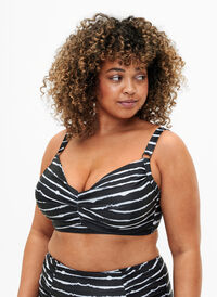 Bedruckter Bikini BH mit Bügel, Black White Stripe, Model