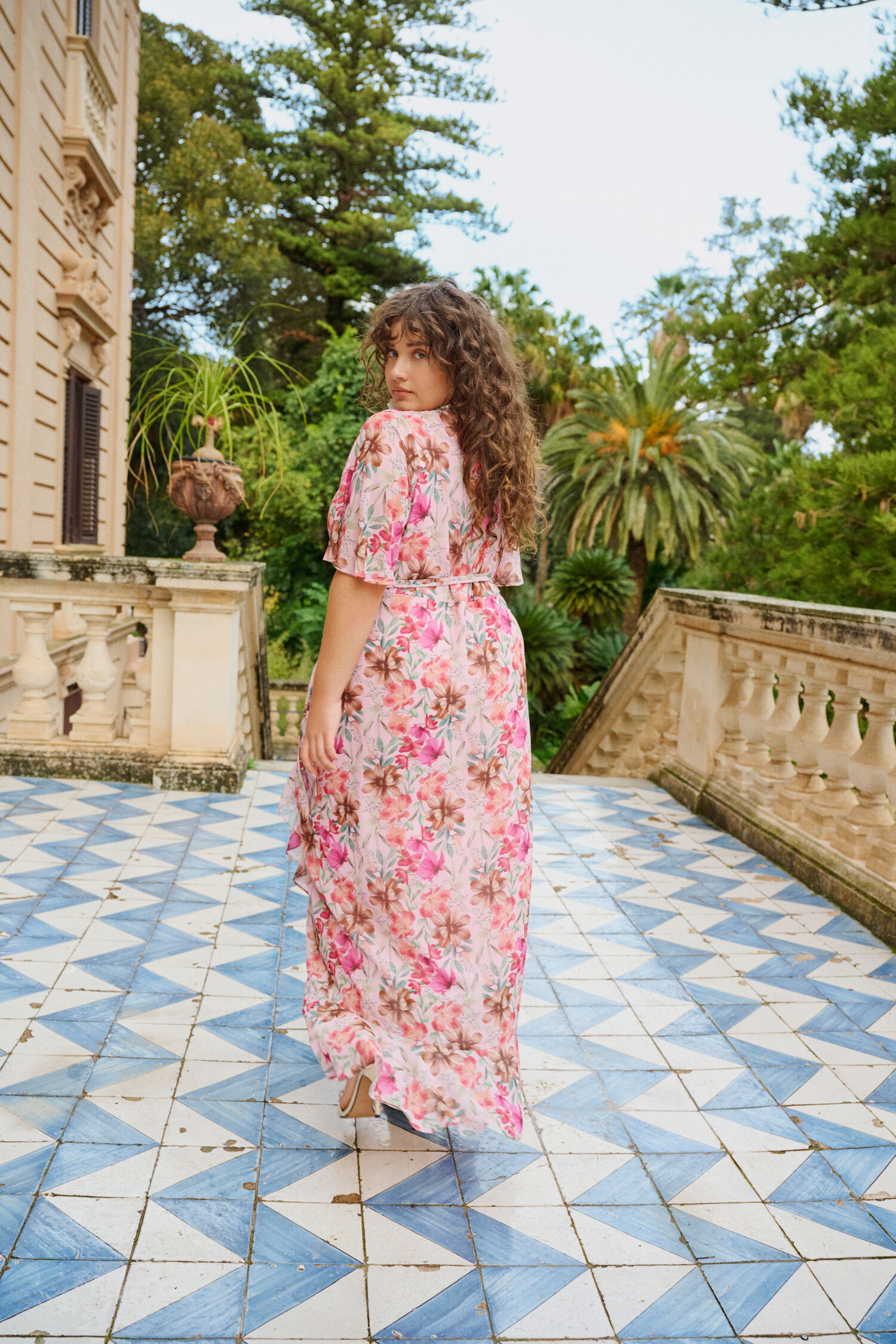 ZizziGebl&uuml;mtes Kleid mit V-Ausschnitt, , Model