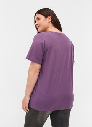 T-Shirt aus Bio-Baumwolle mit V-Ausschnitt, Vintage Violet, Model image number 1