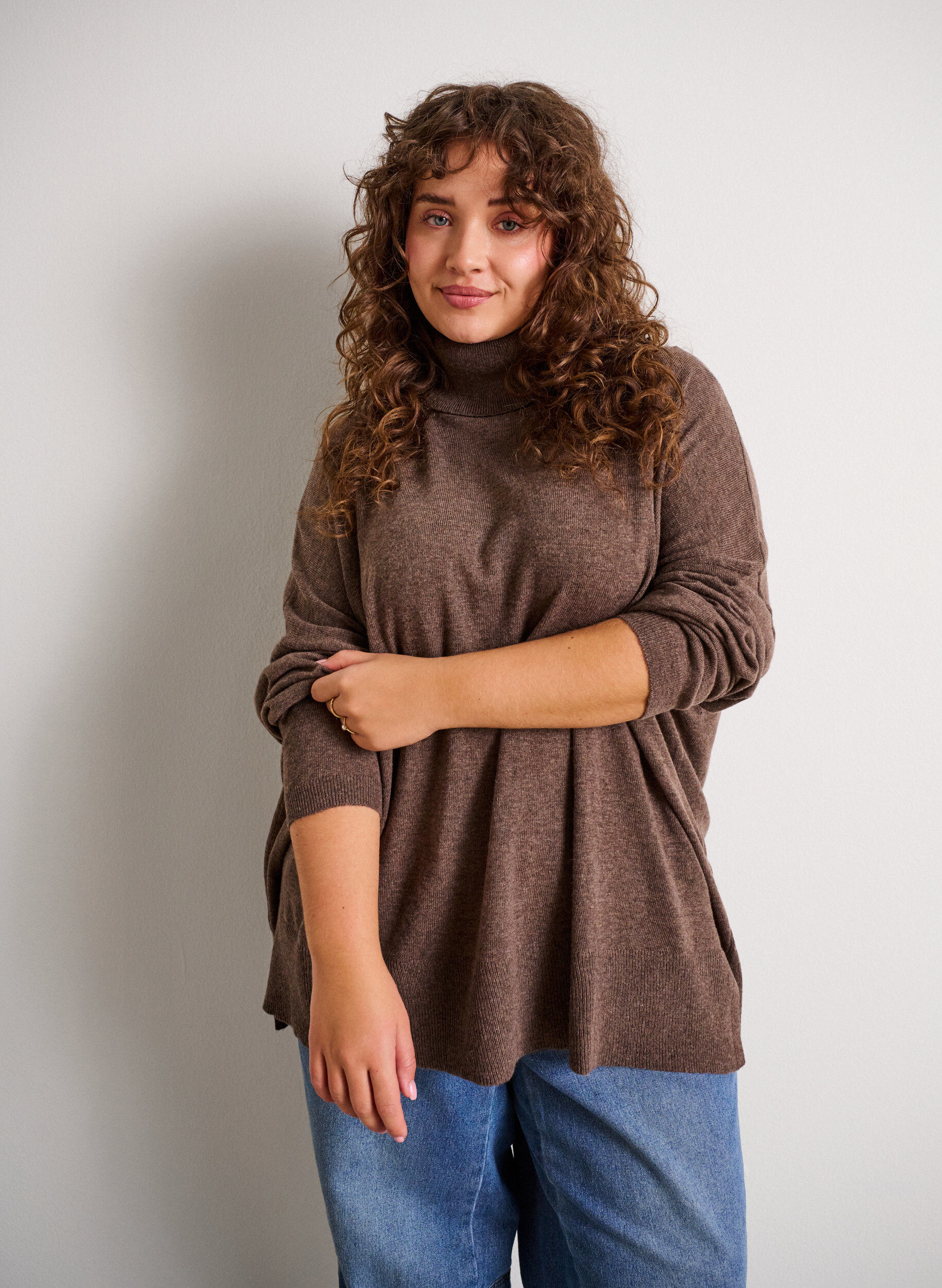 Rollkragenpullover mit lockerer Passform, Braun, Model