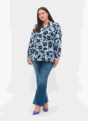 	 Langärmelige Bluse mit V-Ausschnitt, Flower AOP, Model image number 3
