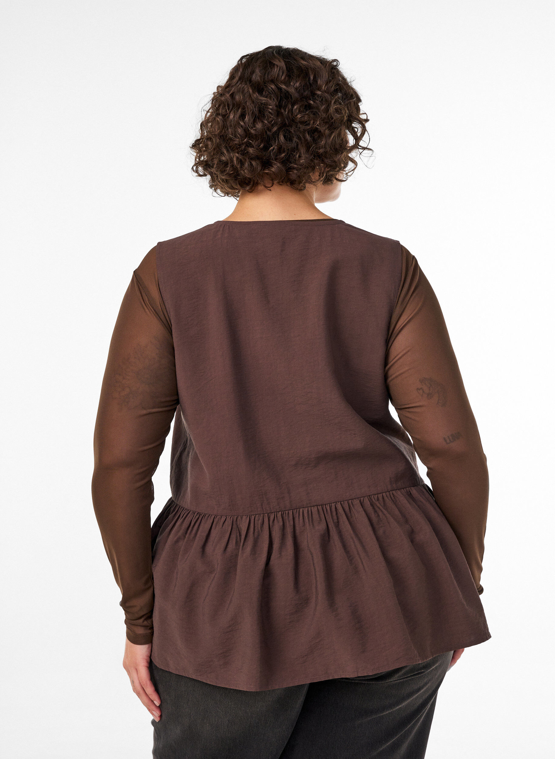 Zizzi&Auml;rmellose Sch&ouml;&szlig;chenbluse mit dekorativen Kn&ouml;pfen, Braun, Model image number 2