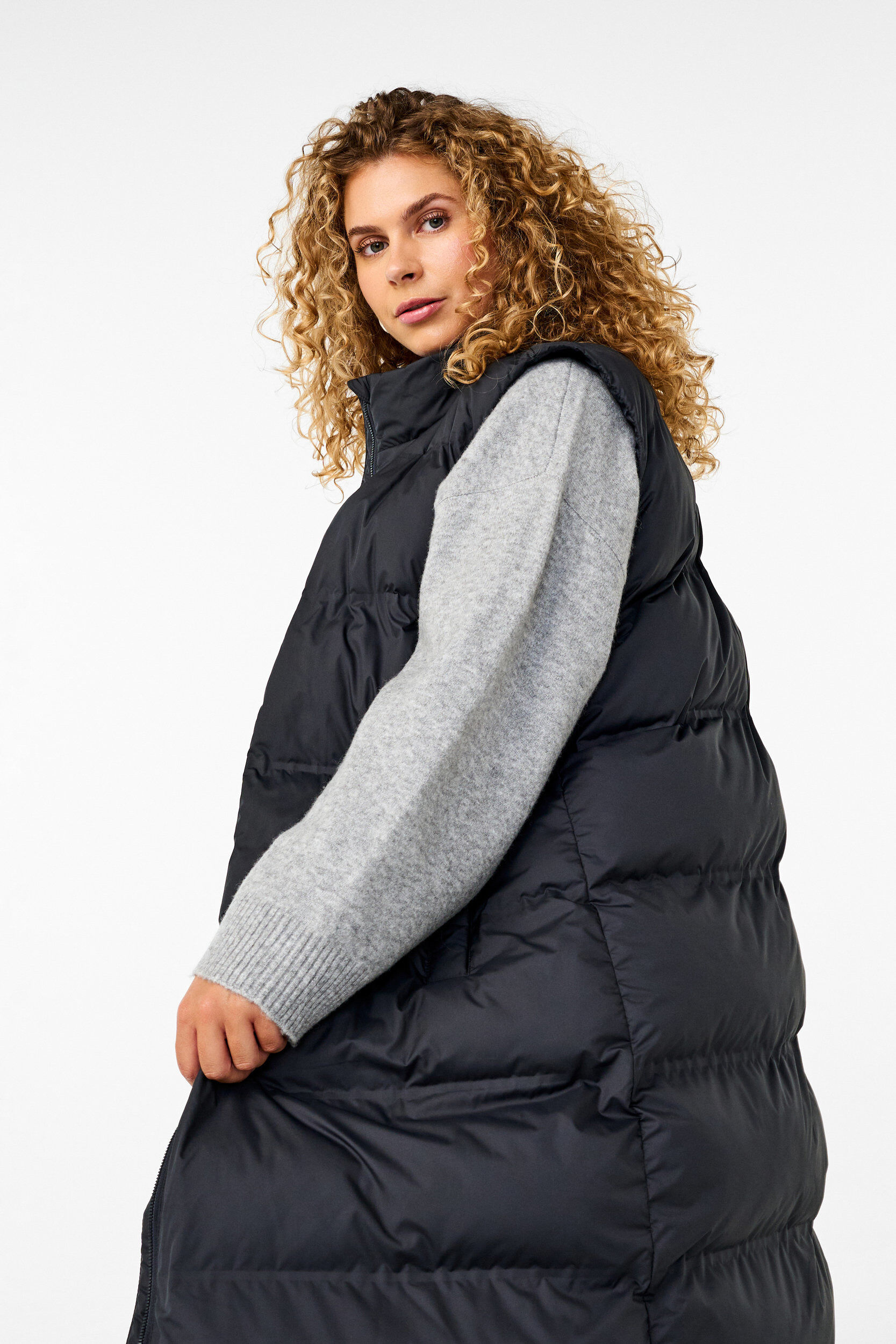 ZizziLange Weste mit Taschen und Zwei-Wege-Rei&szlig;verschluss, Schwarz, Model image number 2