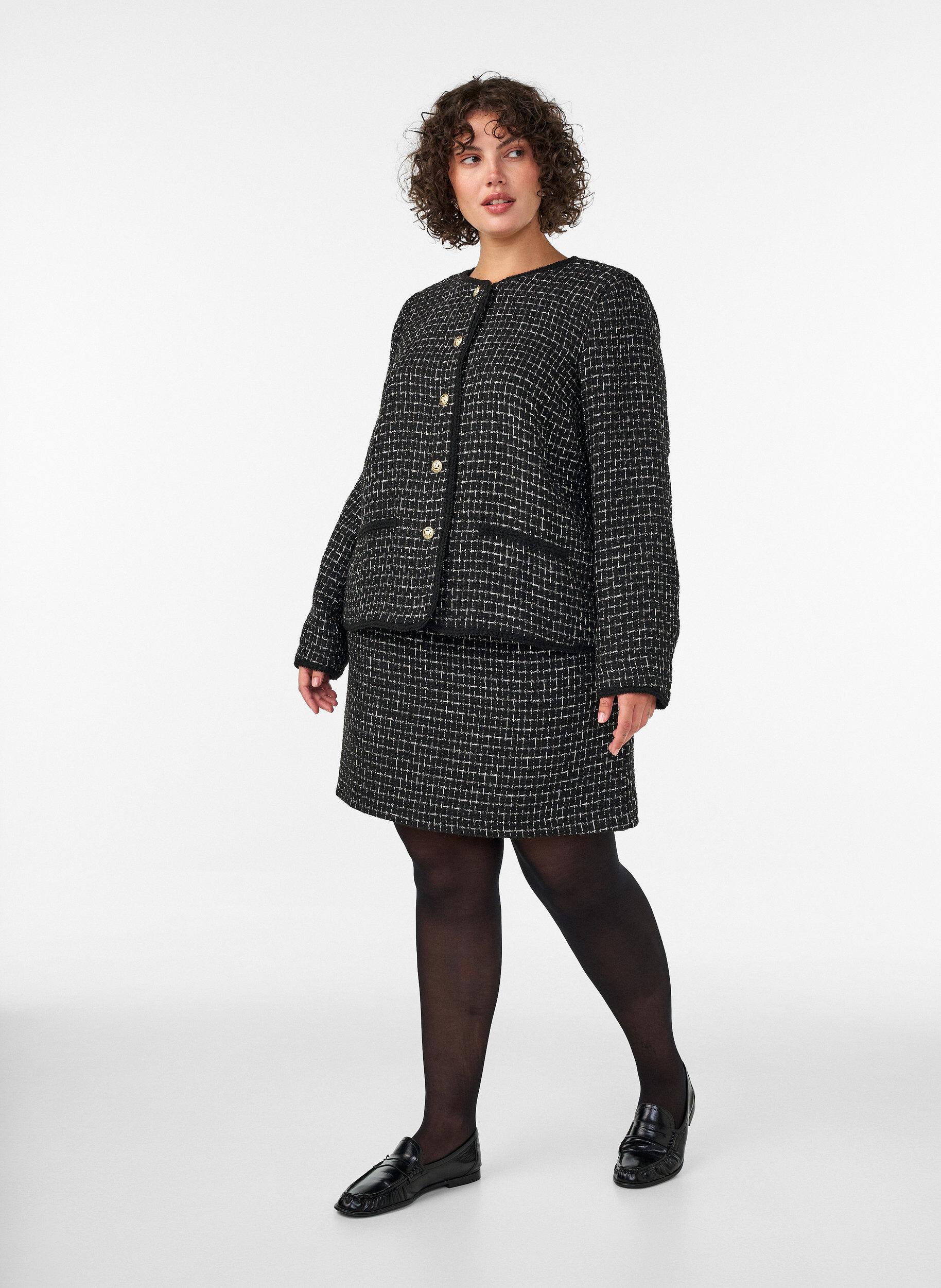 ZizziJacke aus Boucl&eacute; mit goldfarbenen Kn&ouml;pfen, Schwarz, Model image number 1