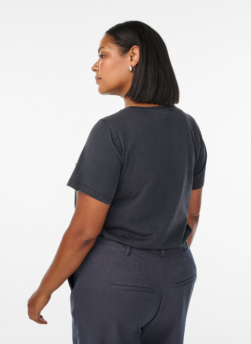 T-Shirt aus Bio-Baumwolle mit Washed-Look, Grau, Model