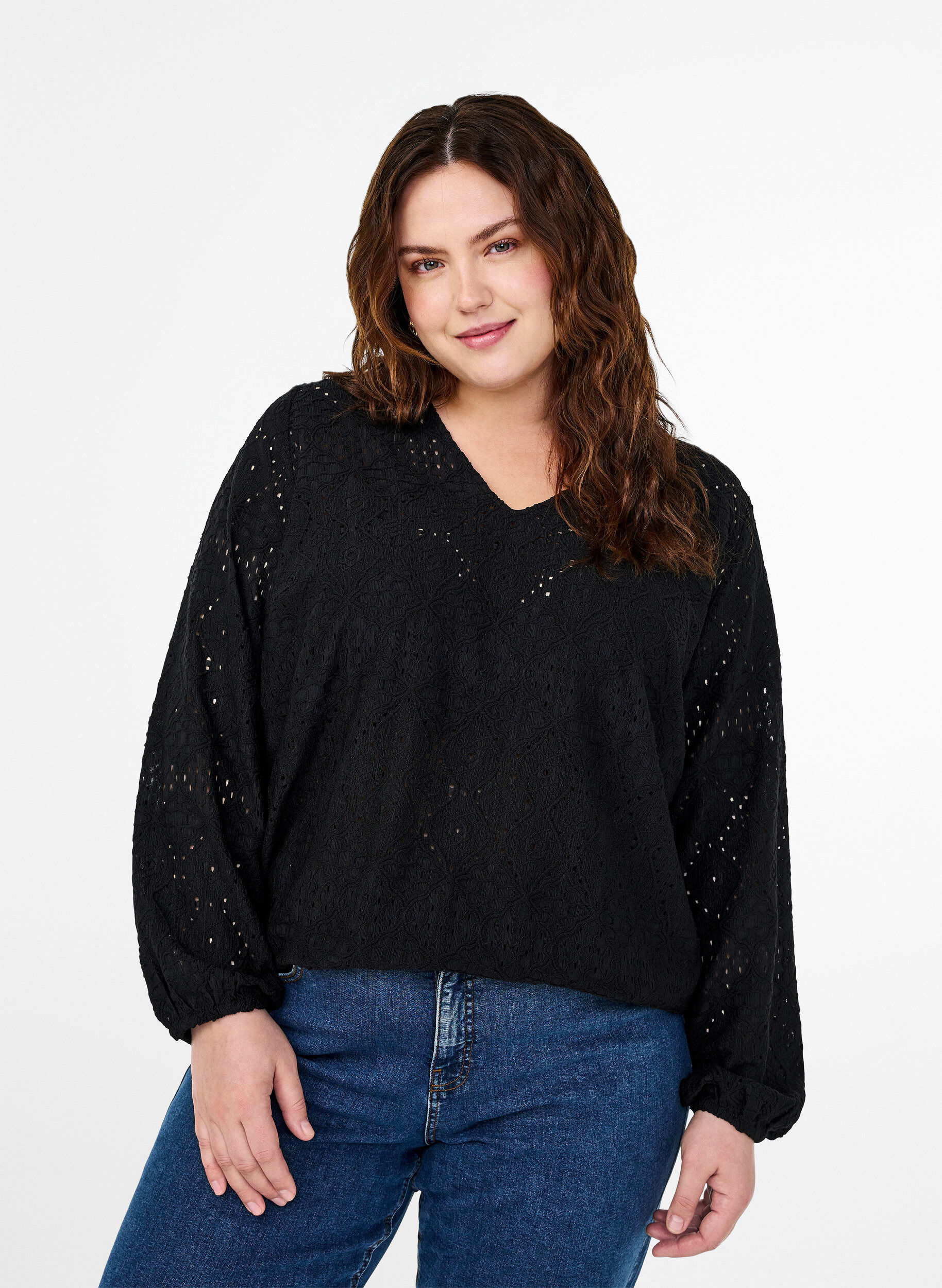Zizzi Lang&auml;rmelige Bluse mit V-Ausschnitt und Lochmuster, Black, Model image number 0