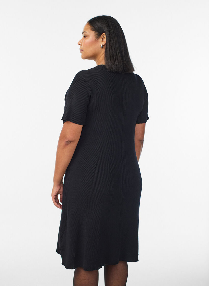 Geripptes Kleid mit Zierkn&ouml;pfen und kurzen &Auml;rmeln, Schwarz, Model