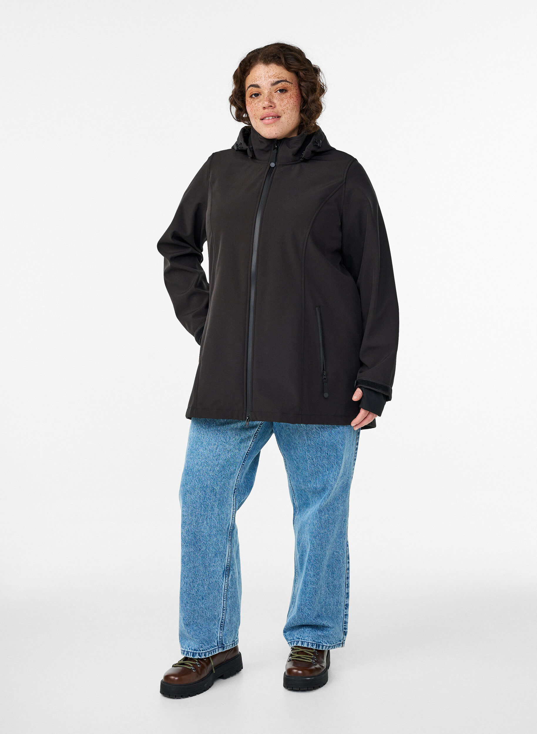 ZizziSoftshelljacke aus kurzem Schnitt mit abnehmbarer Kapuze, Schwarz, Model image number 1