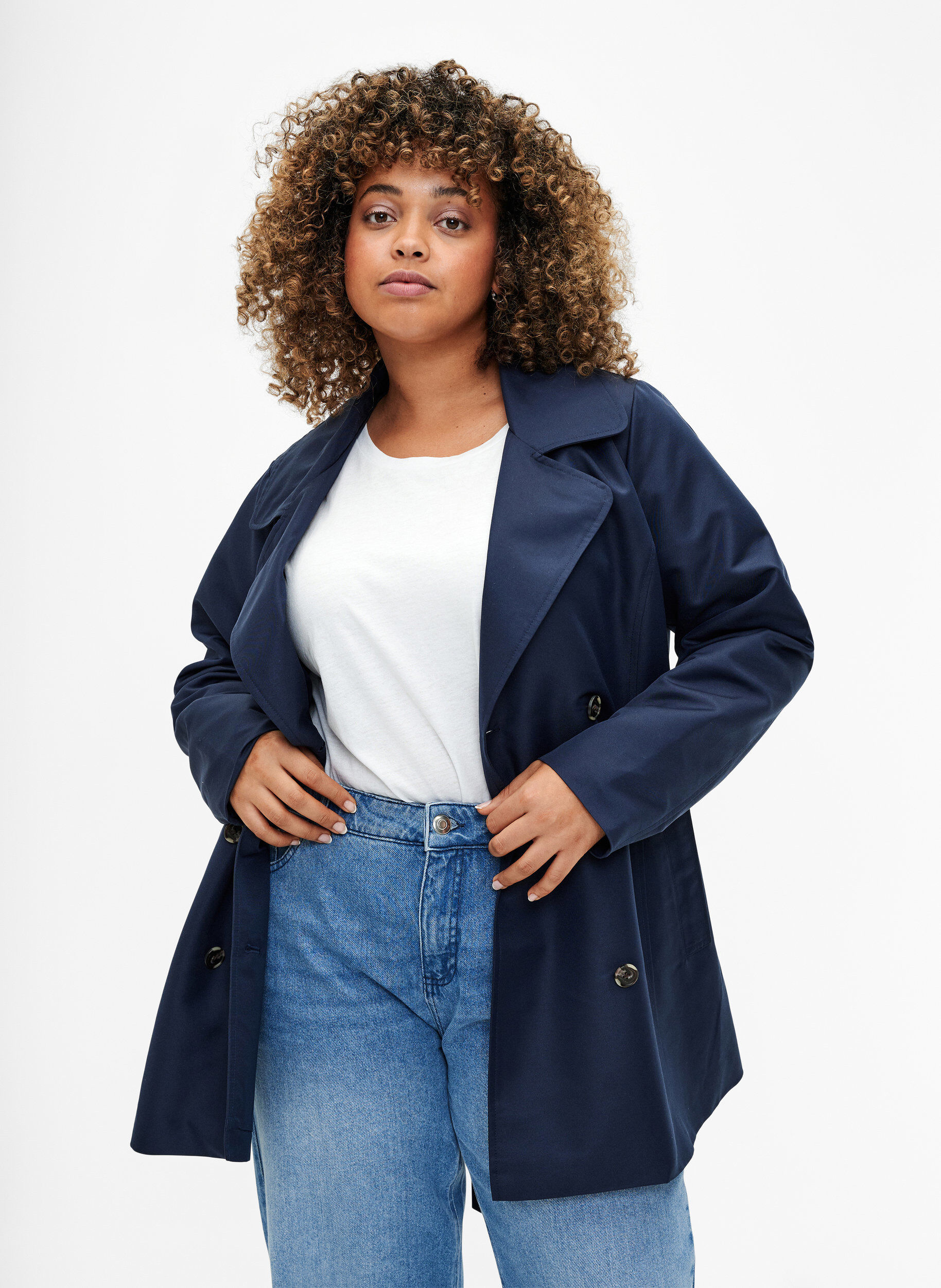 Kurzer Trenchcoat mit G&uuml;rtel, Blau, Model