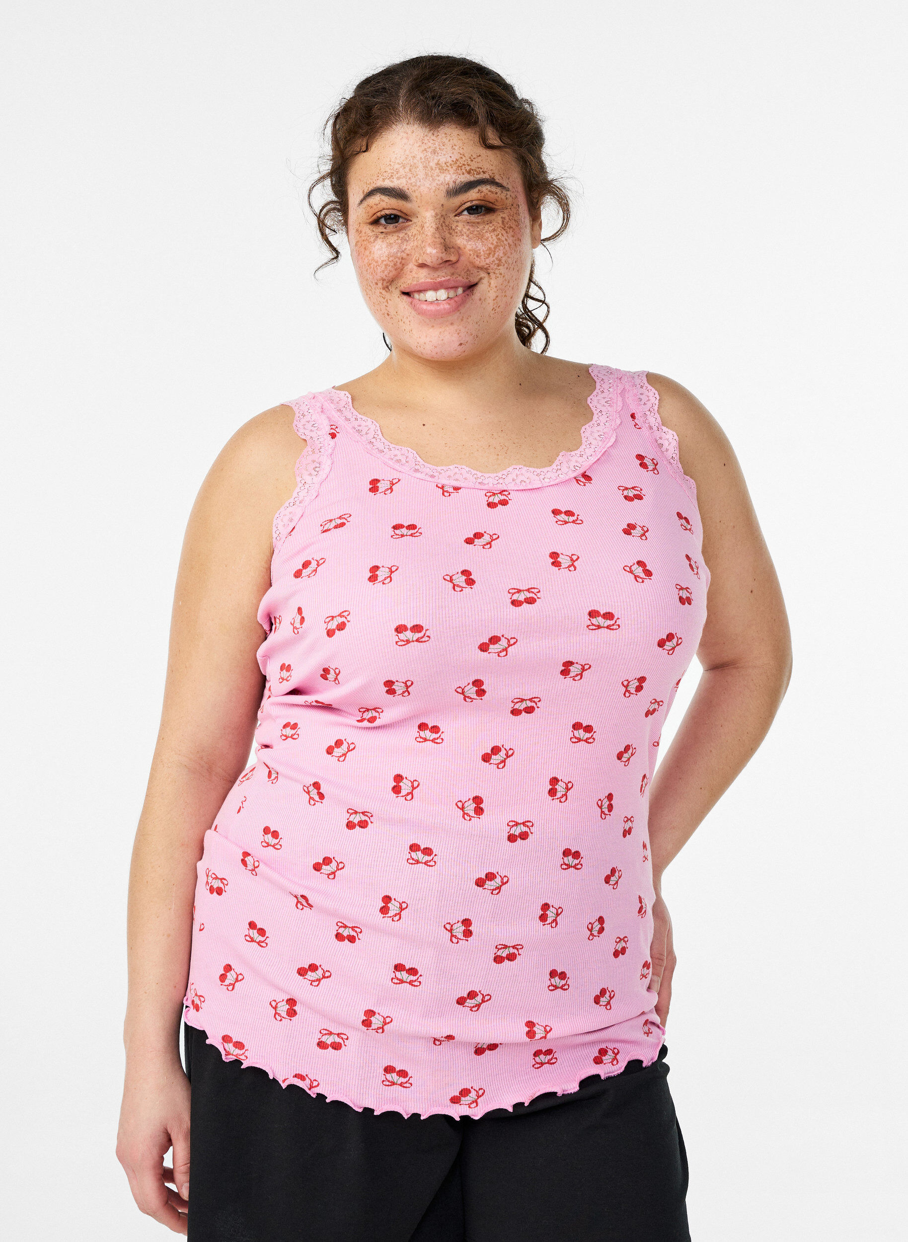 Oberteil mit Aufdruck und Spitzenborte, Pink, Model